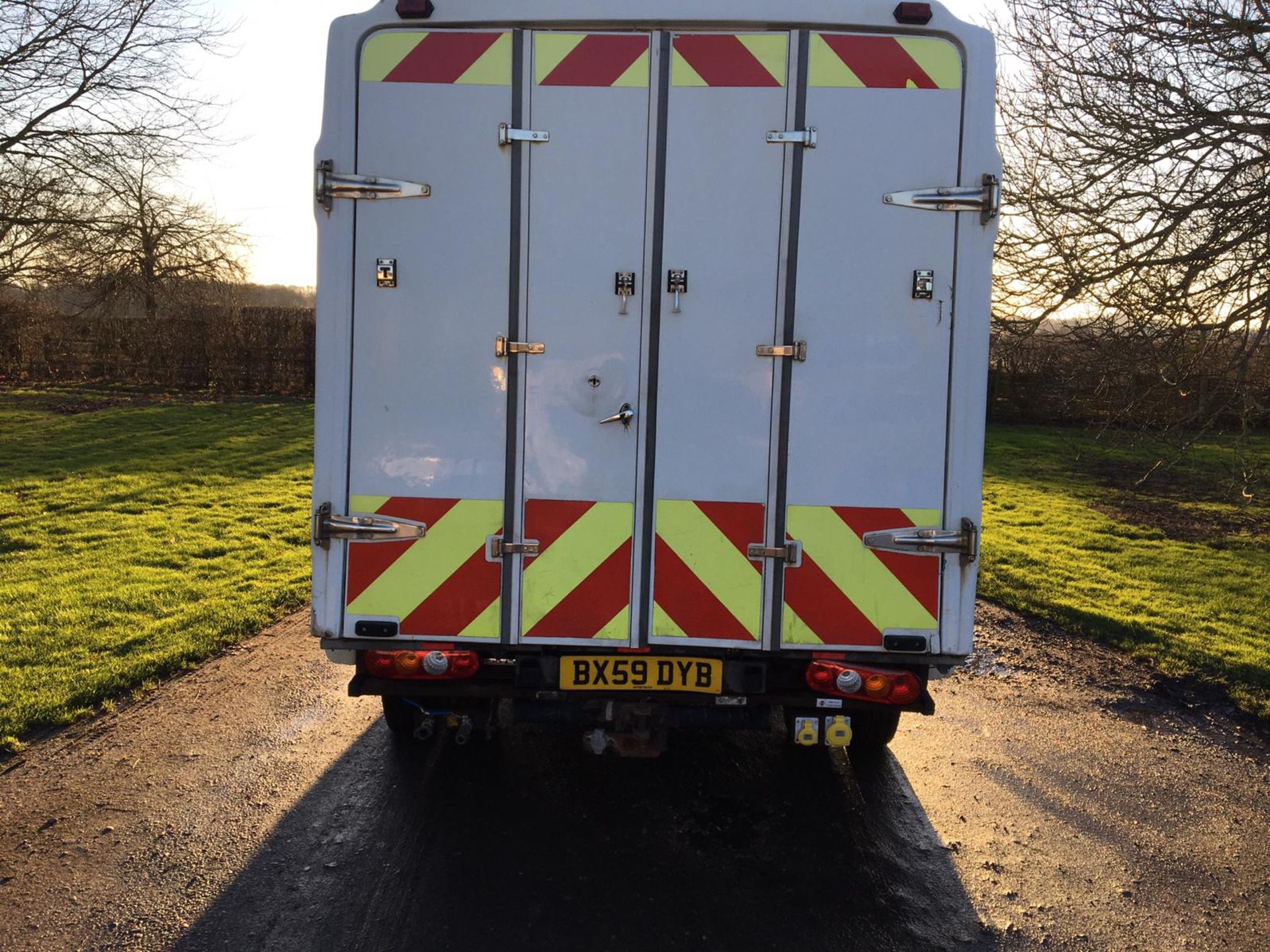 2009/59 REG FORD TRANSIT 100 T350M RWD COMPRESSOR & ELECTRICS VAN, SHOWING 0 FORMER KEEPERS - Image 6 of 13