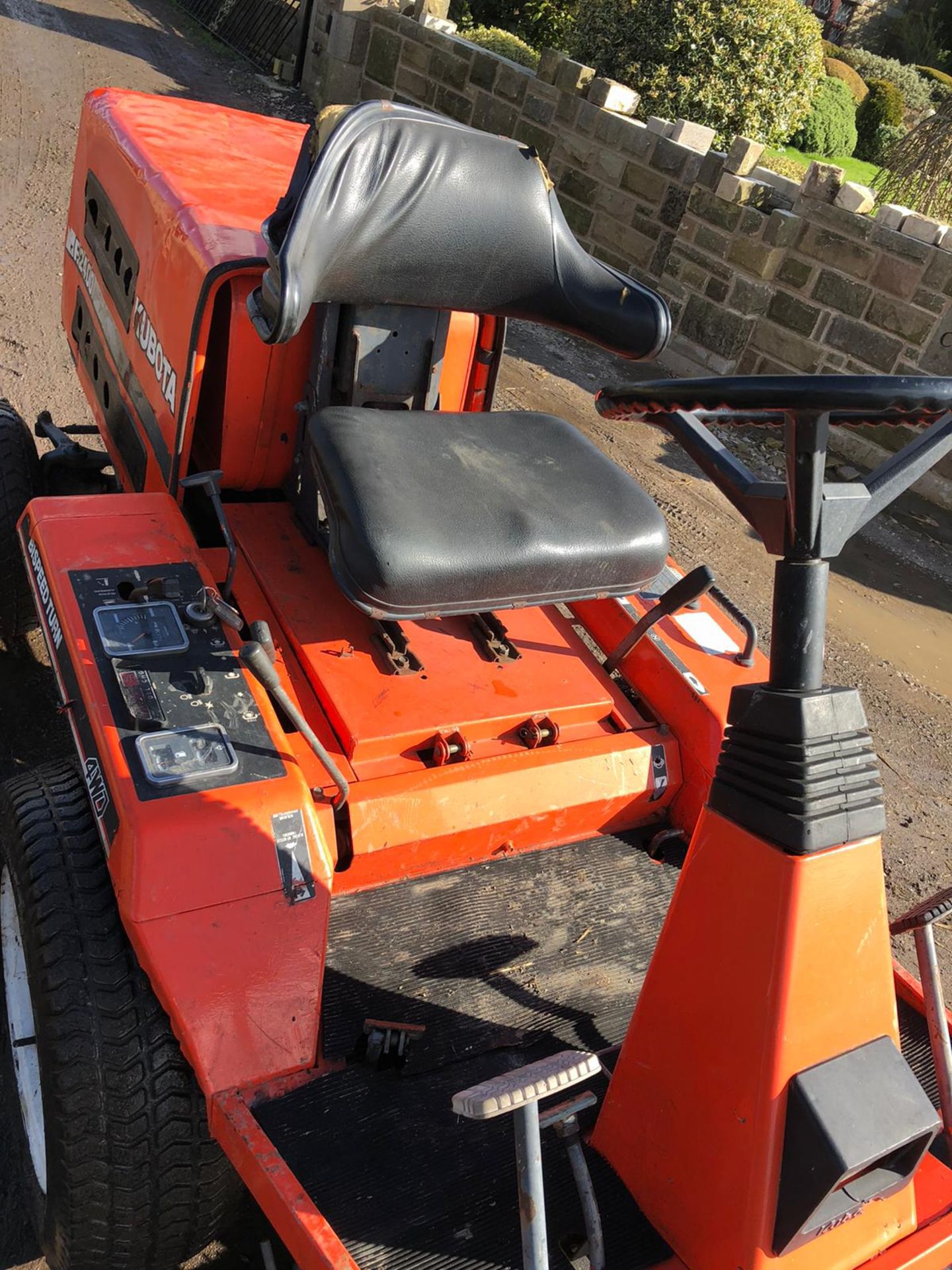 KUBOTA F2400 RIDE ON LAWN MOWER, RUNS, WORKS AND CUTS *NO VAT* - Image 6 of 9