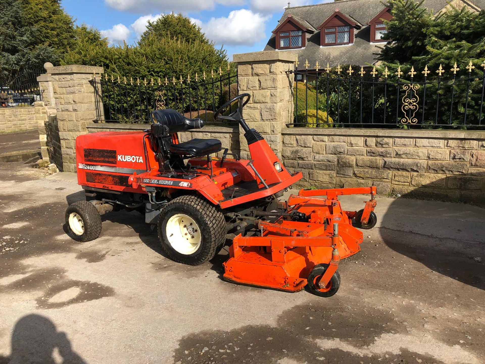 KUBOTA F2400 RIDE ON LAWN MOWER, RUNS, WORKS AND CUTS *NO VAT*