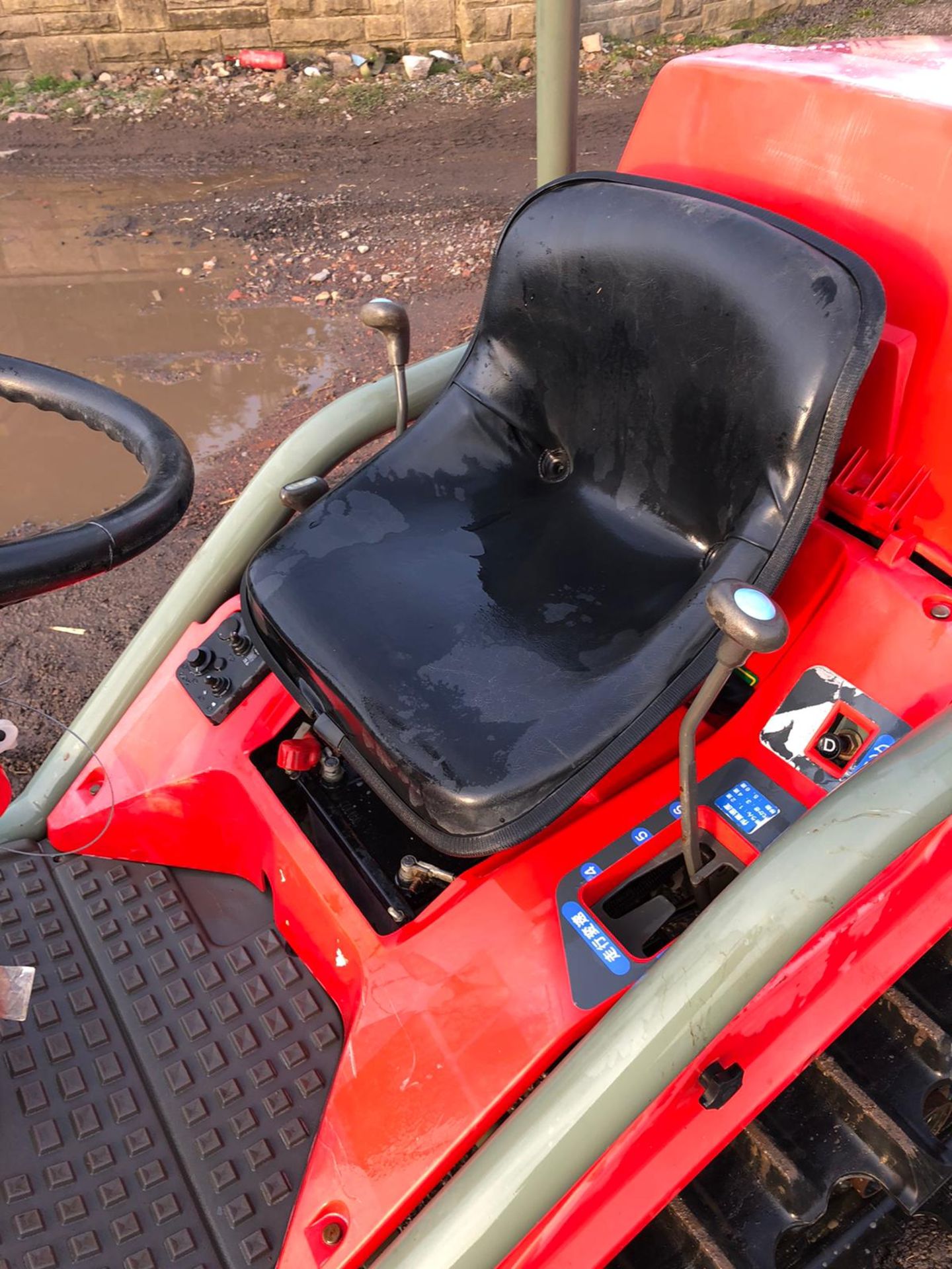 YANMAR AC10D COMPACT TRACTOR ON TRACKS, C/W ATTACHMENT ON THE BACK, RUNS AND WORKS *PLUS VAT* - Image 4 of 6