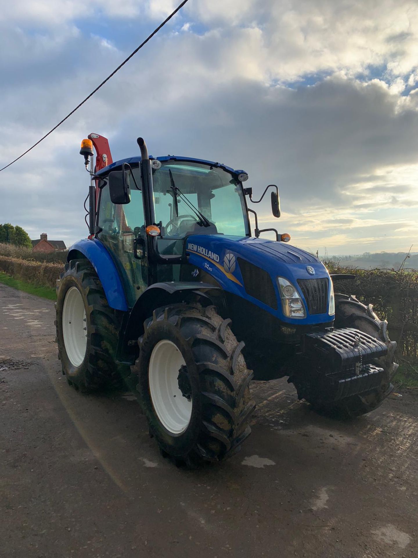 2017/67 REG NEW HOLLAND T4.85 4WD DIESEL TRACTOR, FULL GLASS CAB, HEDGECUTTER SOLD SEPERATELY
