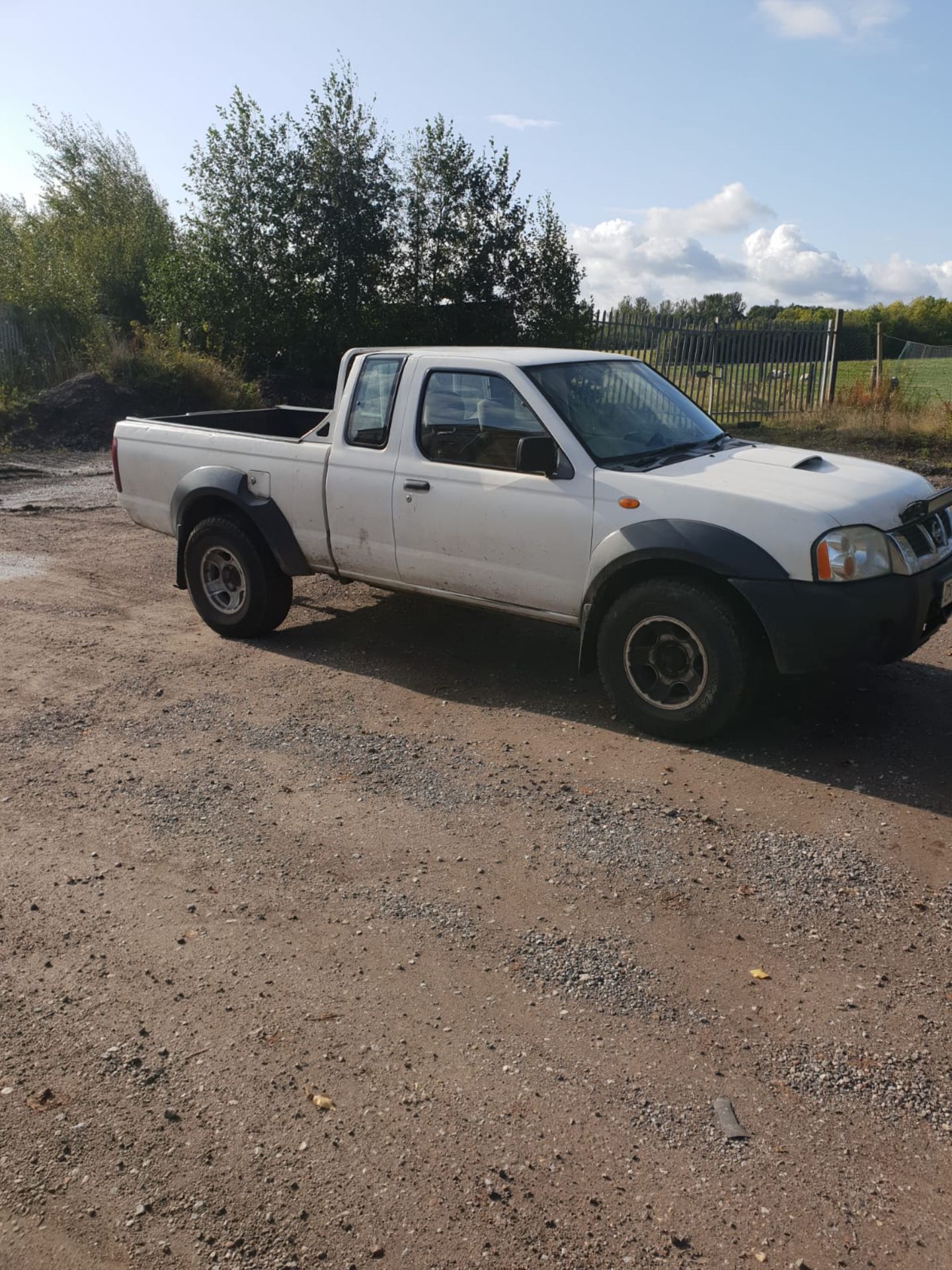 2003/53 REG NISSAN D22 2.5 DI 4X4 2.5 DIESEL WHITE PICK-UP, SHOWING 2 FORMER KEEPERS *NO VAT*