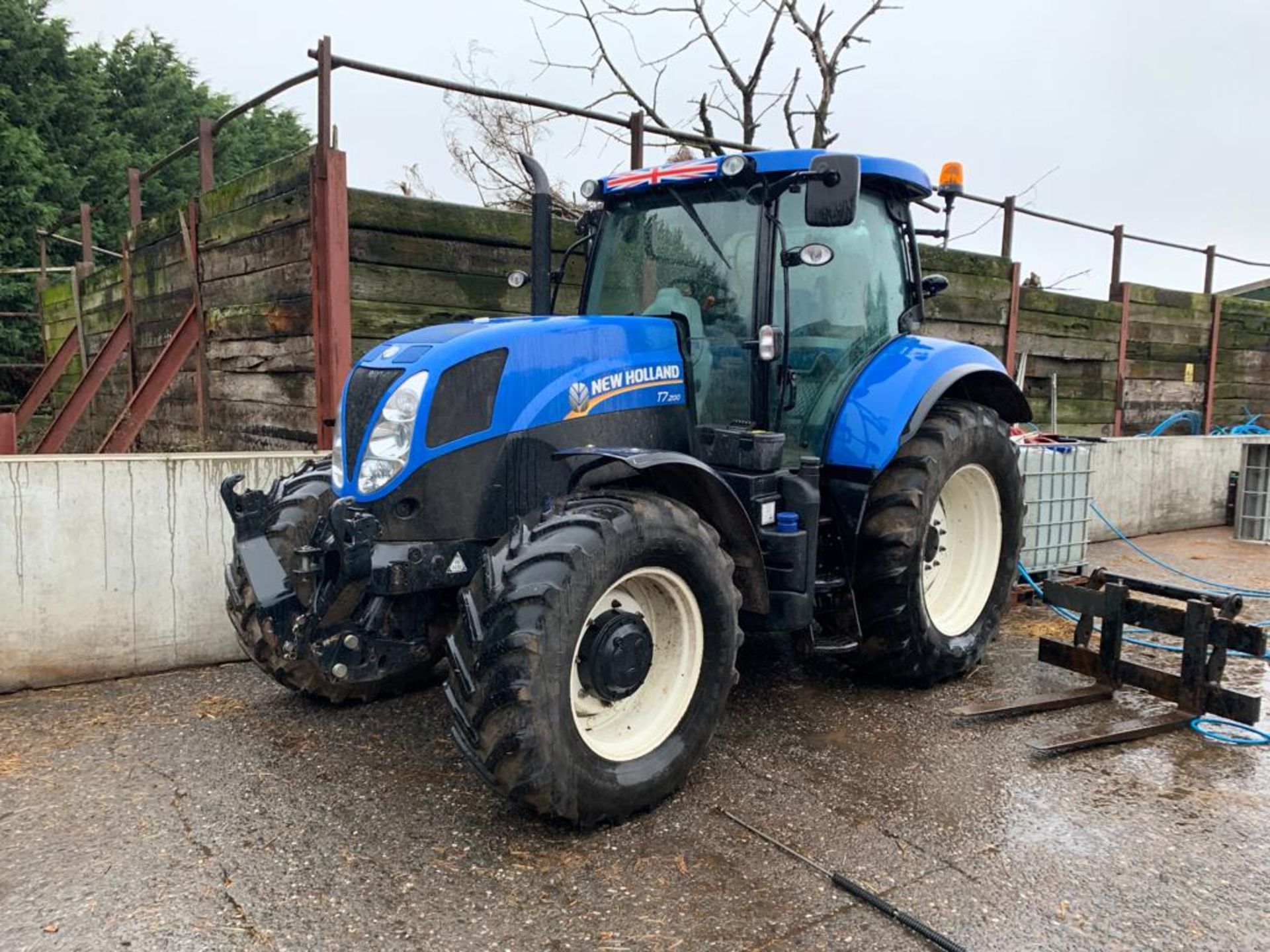 2013/63 REG NEW HOLLAND T7.200 TRACTOR, SHOWING 1 FORMER KEEPER, RUNS AND WORKS AS IT SHOULD. - Image 3 of 16