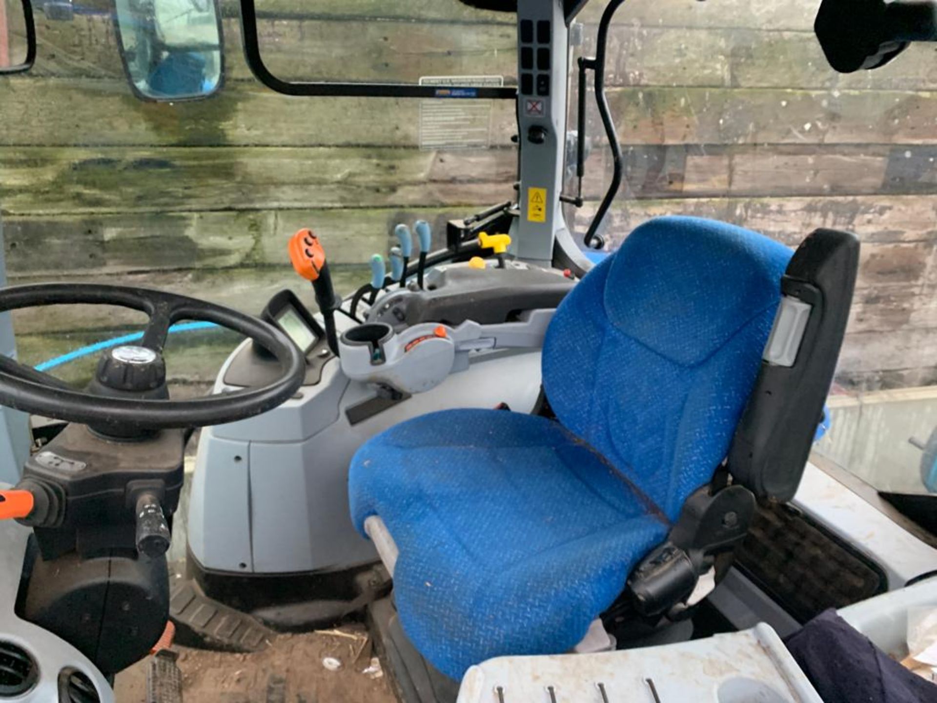 2013/63 REG NEW HOLLAND T7.200 TRACTOR, SHOWING 1 FORMER KEEPER, RUNS AND WORKS AS IT SHOULD. - Image 12 of 16