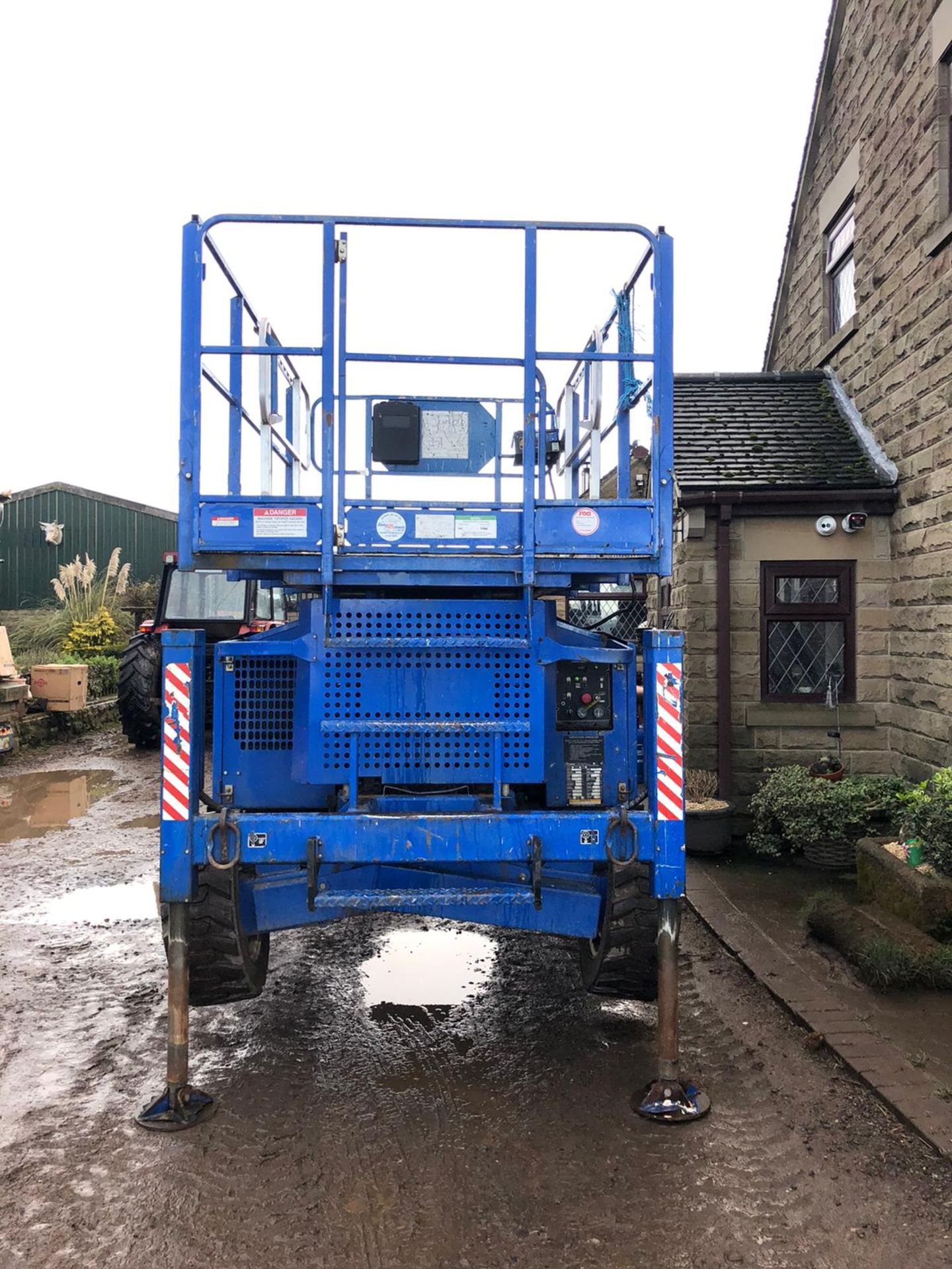 UPRIGHT X27RT 4X4 SCISSOR LIFT, RUNS AND WORKS WELL, 4 WHEEL DRIVE, YEAR 2008 *PLUS VAT* - Image 3 of 7