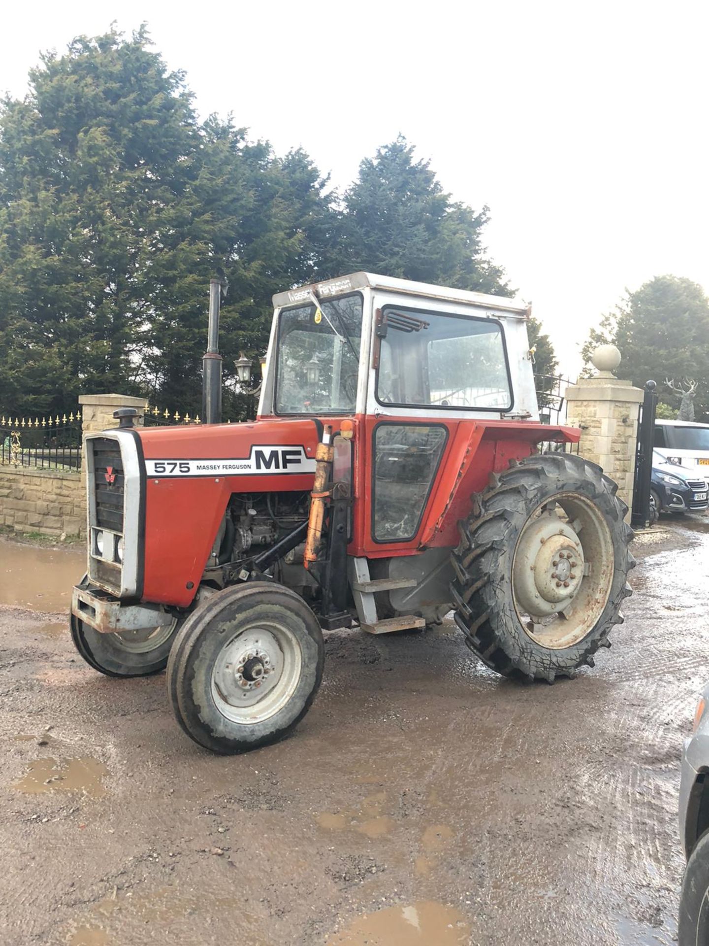 MASSEY FERGUSON 575 TRACTOR RUNS, WORKS AND DRIVES, GOOD TYRES, FULL CAB *PLUS VAT* - Image 3 of 8
