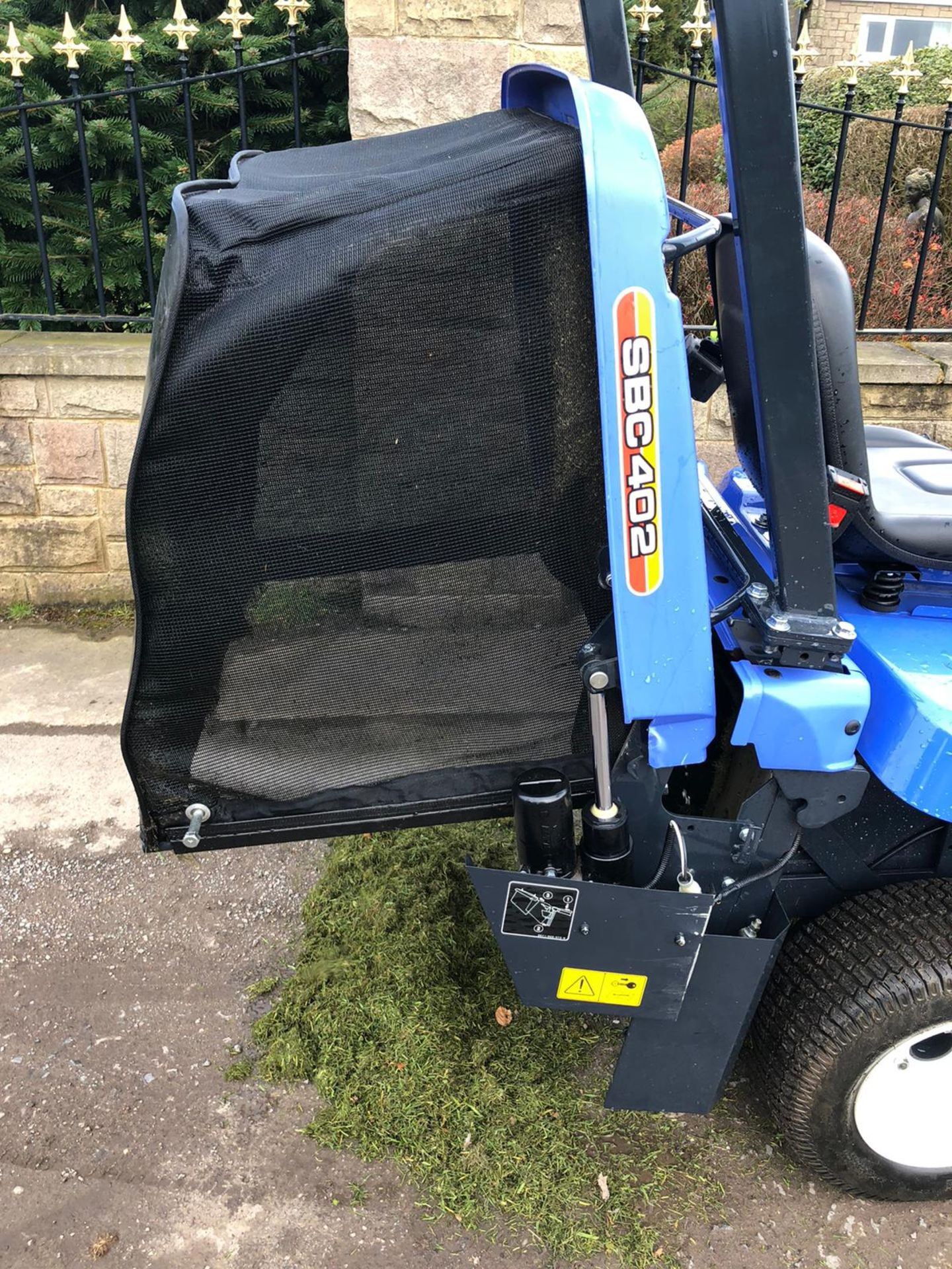 EX-DEMO IMMACULATE CONDITION ISEKI SXG216 RIDE ON LAWN MOWER, ONLY 24 HOURS FROM NEW *NO VAT* - Image 5 of 9