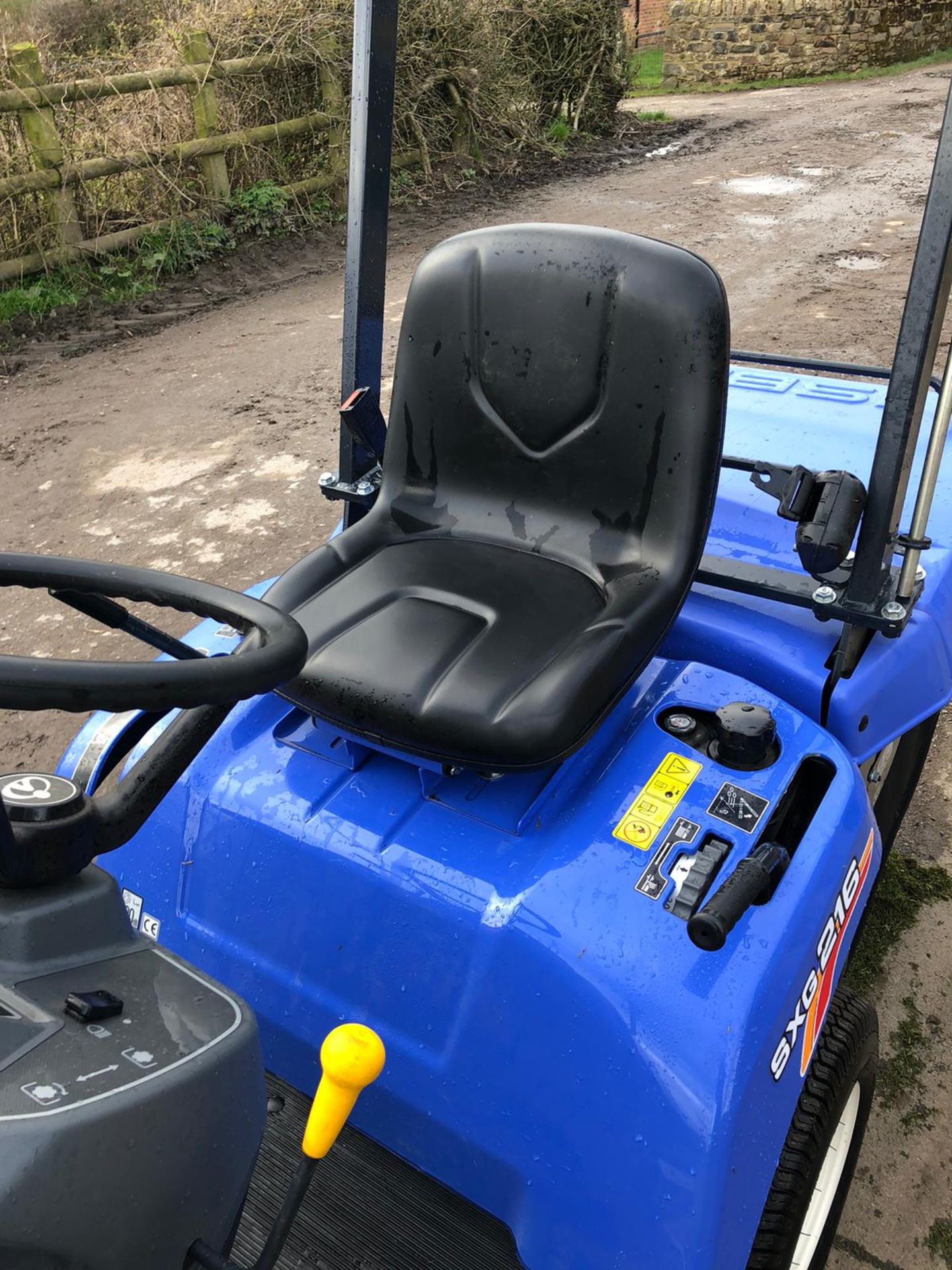 EX-DEMO IMMACULATE CONDITION ISEKI SXG216 RIDE ON LAWN MOWER, ONLY 24 HOURS FROM NEW *NO VAT* - Image 6 of 9