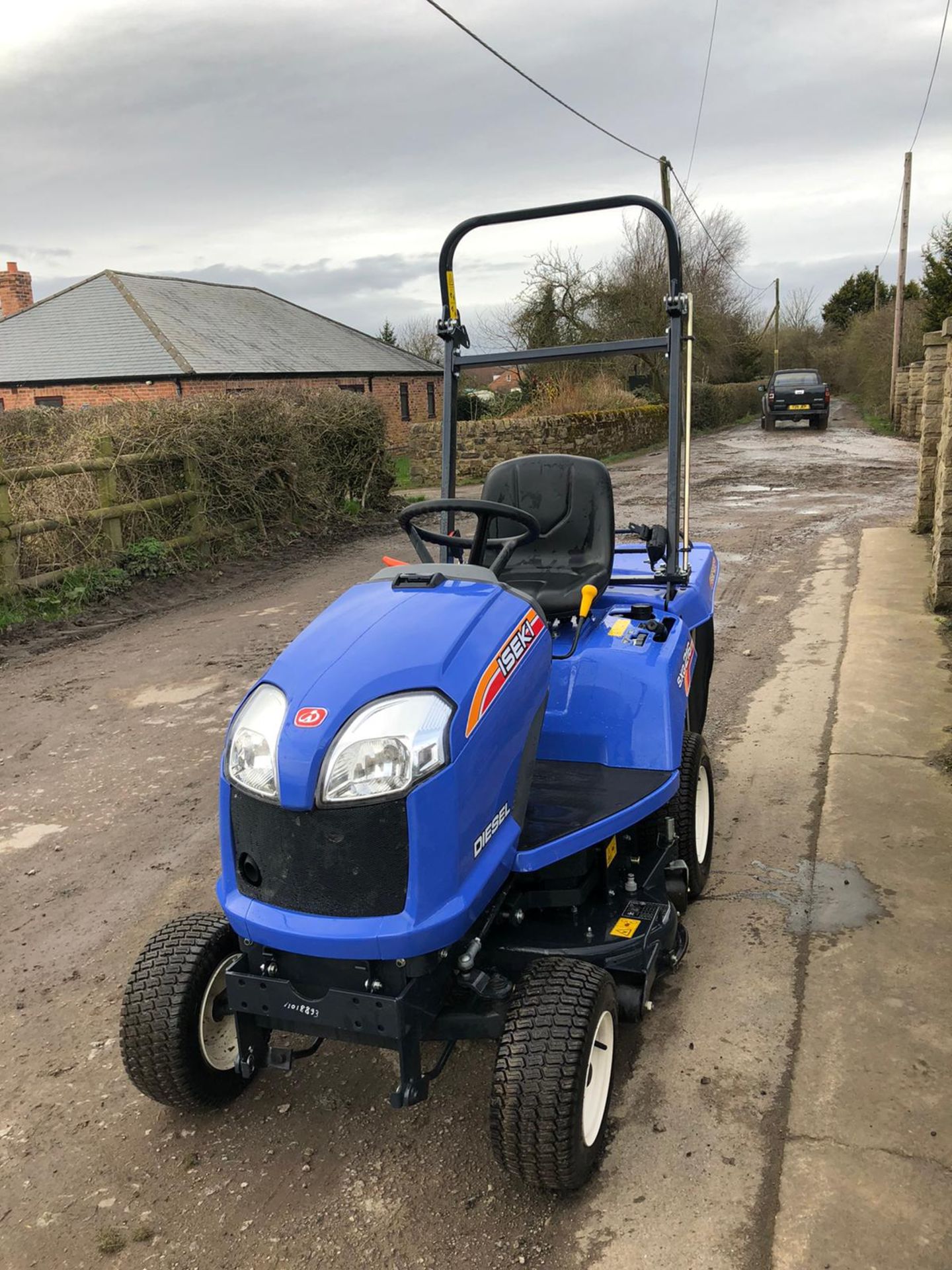 EX-DEMO IMMACULATE CONDITION ISEKI SXG216 RIDE ON LAWN MOWER, ONLY 24 HOURS FROM NEW *NO VAT* - Image 2 of 9