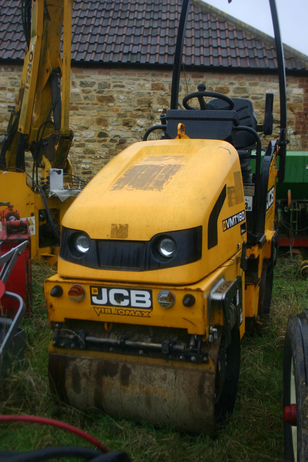 JCB VIBROMAX VMT 160 RIDE ON VIBRATING ROLLER, YEAR 2011, BELIEVED TO HAVE DONE 390 HOURS *PLUS VAT* - Image 3 of 5