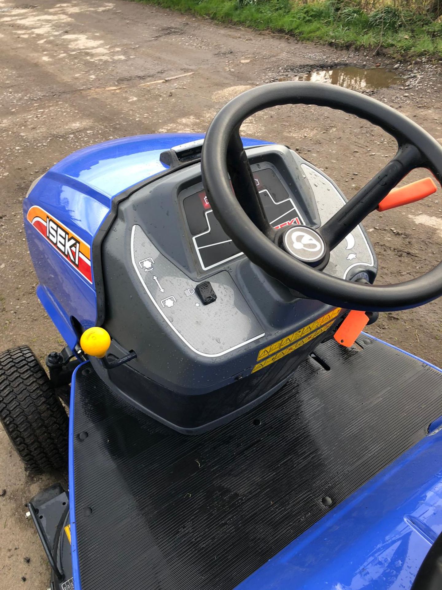 EX-DEMO IMMACULATE CONDITION ISEKI SXG216 RIDE ON LAWN MOWER, ONLY 24 HOURS FROM NEW *NO VAT* - Image 7 of 9