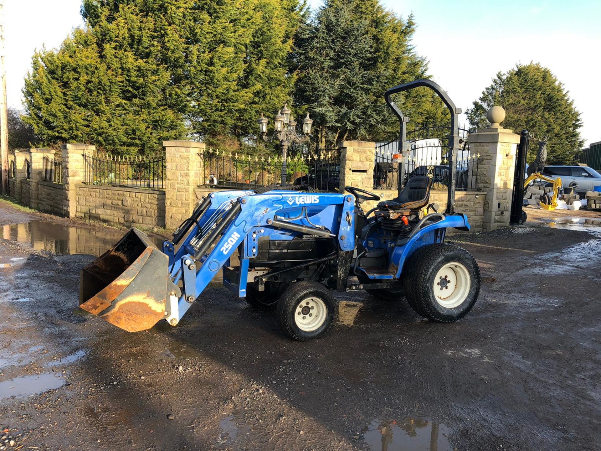 NEW HOLLAND TC21D COMPACT TRACTOR, C/W FRONT LOADER ATTACHMENT, RUNS, DRIVES AND LIFTS *PLUS VAT*