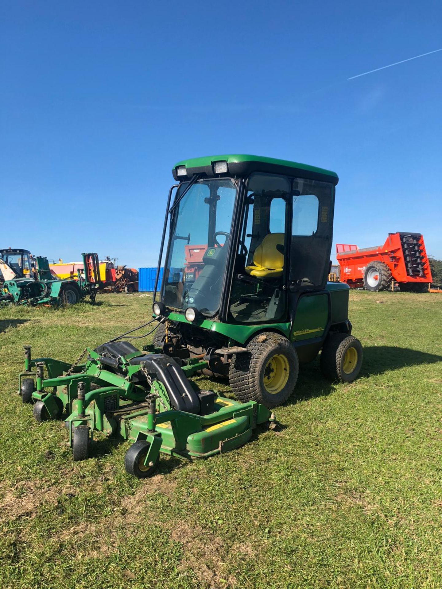 JOHN DEERE 1545 RIDE ON LAWN MOWER FULL GLASS CAB, RUNS, WORKS AND CUTS *PLUS VAT*