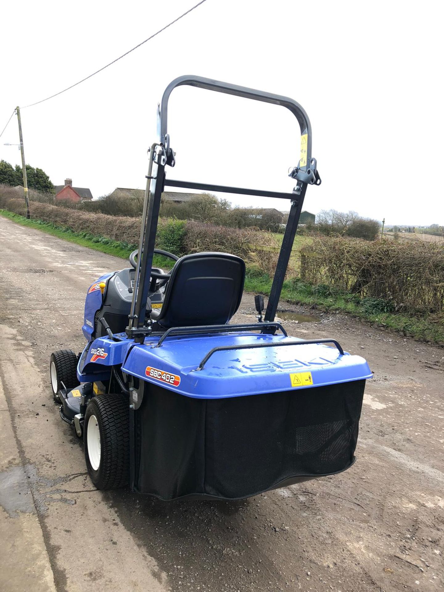 EX-DEMO IMMACULATE CONDITION ISEKI SXG216 RIDE ON LAWN MOWER, ONLY 24 HOURS FROM NEW *NO VAT* - Image 3 of 9