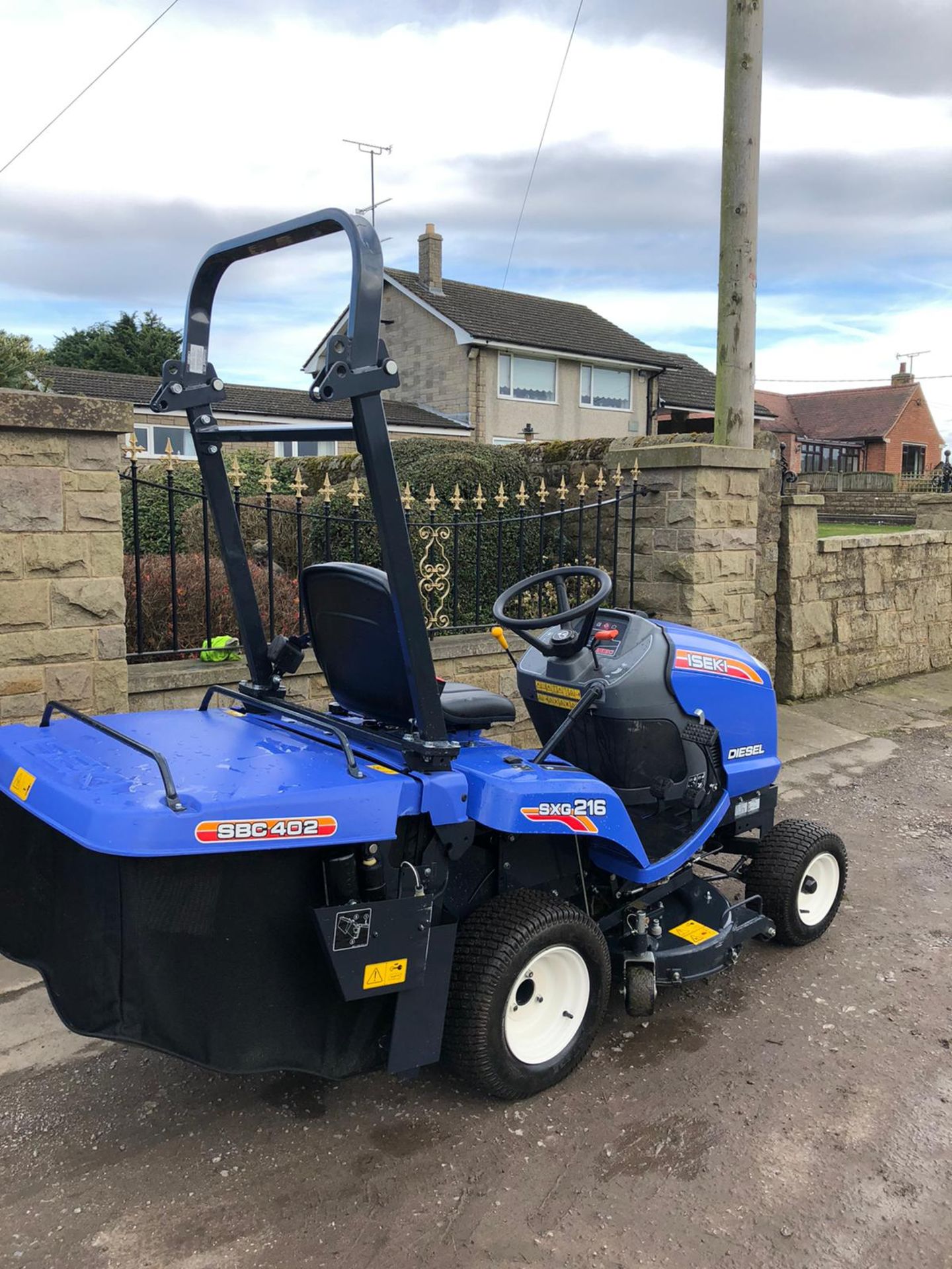 EX-DEMO IMMACULATE CONDITION ISEKI SXG216 RIDE ON LAWN MOWER, ONLY 24 HOURS FROM NEW *NO VAT* - Image 4 of 9