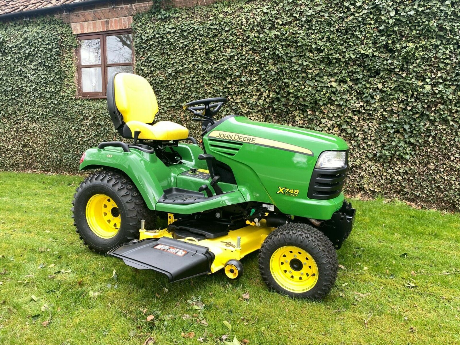 JOHN DEERE X748, 4 WHEEL DRIVE, HYDROSTATIC DRIVE, ONLY 699 HOURS, IMMACULATE CONDITION *PLUS VAT*