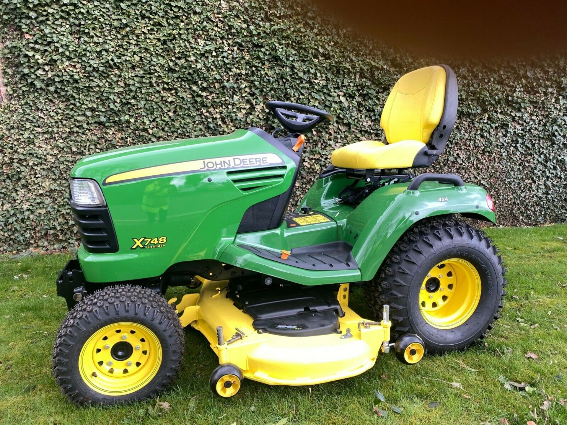 JOHN DEERE X748, 4 WHEEL DRIVE, HYDROSTATIC DRIVE, ONLY 699 HOURS, IMMACULATE CONDITION *PLUS VAT* - Image 4 of 8