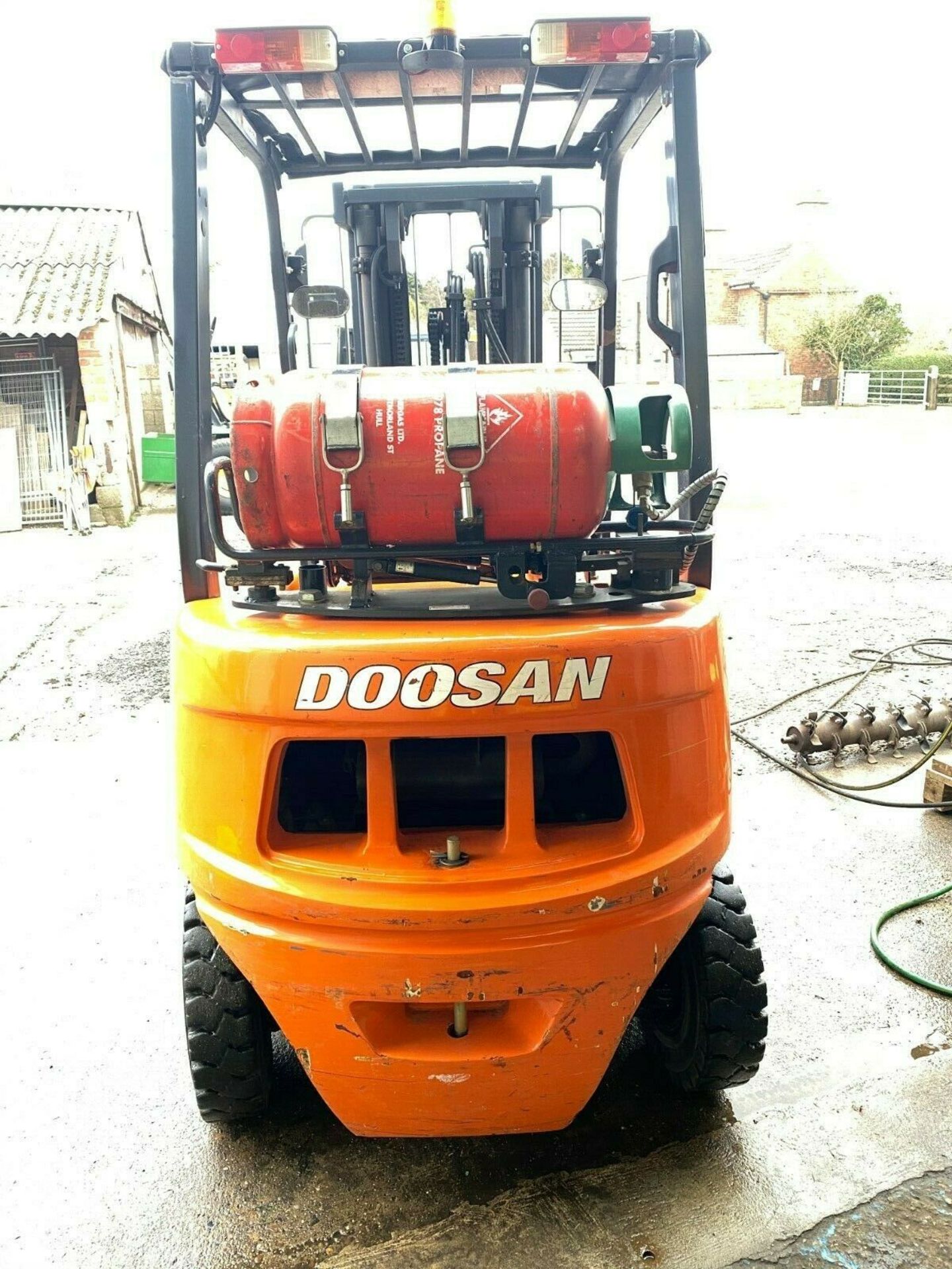 DOOSAN 2 TON GAS FORKLIFT, MODEL: G20G, TRIPLE MAST, FREE LIFT, 1160 HOURS, YEAR 2016 *PLUS VAT* - Image 3 of 7