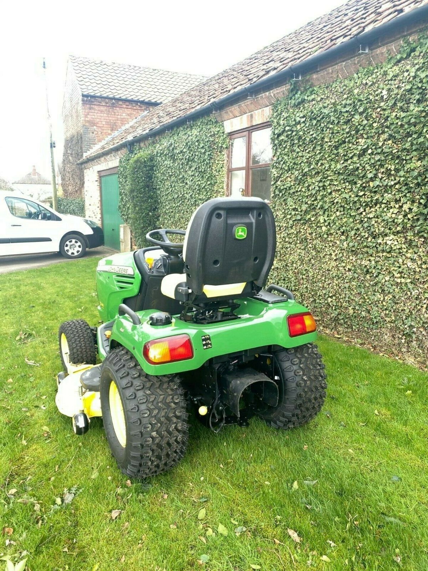 JOHN DEERE X748, 4 WHEEL DRIVE, HYDROSTATIC DRIVE, ONLY 699 HOURS, IMMACULATE CONDITION *PLUS VAT* - Image 5 of 8