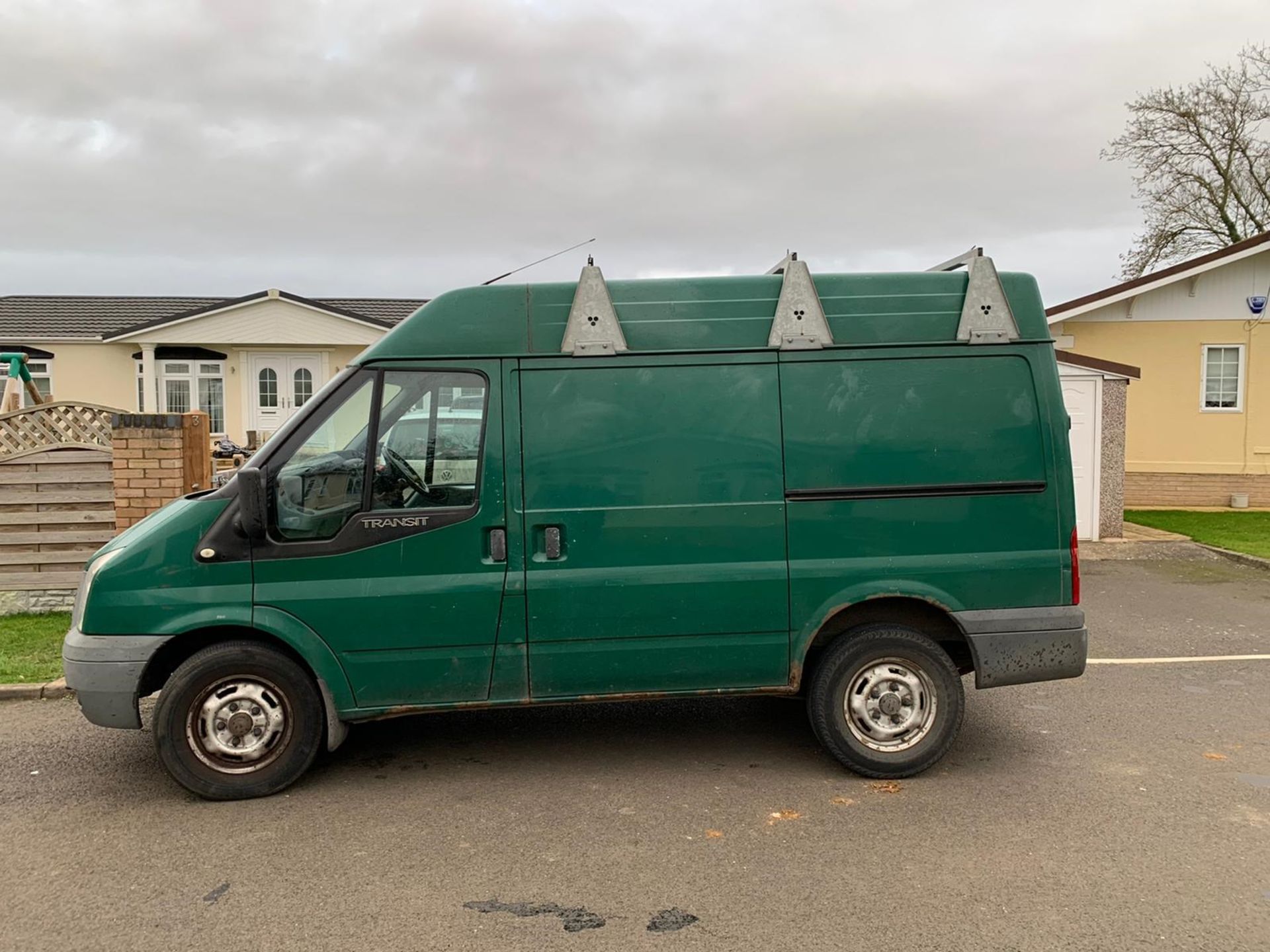 2006/56 REG FORD TRANSIT 110 T330S FWD 2.2 DIESEL GREEN PANEL VAN, SHOWING 1 FORMER KEEPER *NO VAT* - Image 3 of 8