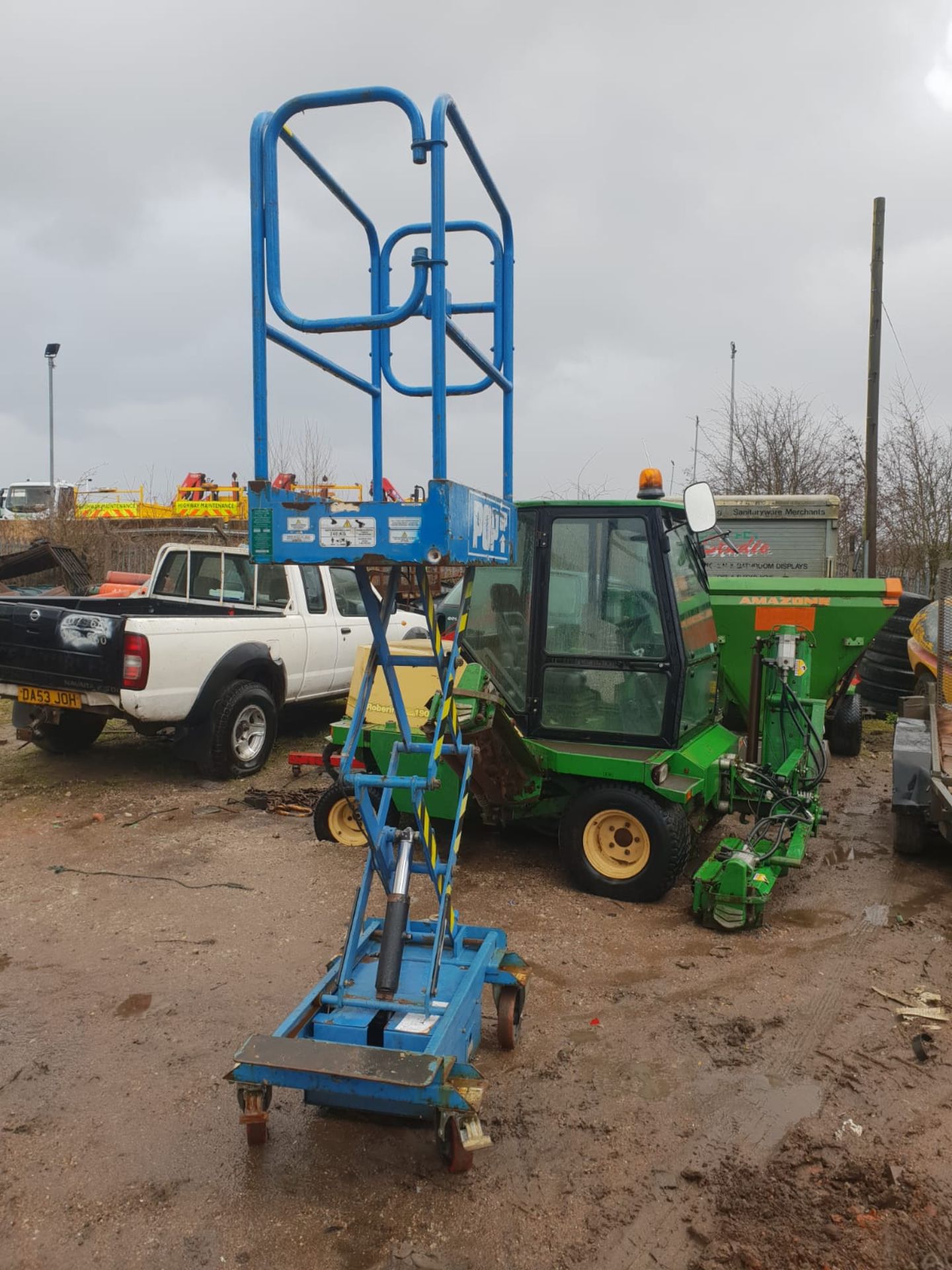 110v / 240v SCISSOR LIFT IN WORKING ORDER, YEAR 2008 *NO VAT* - Image 2 of 8