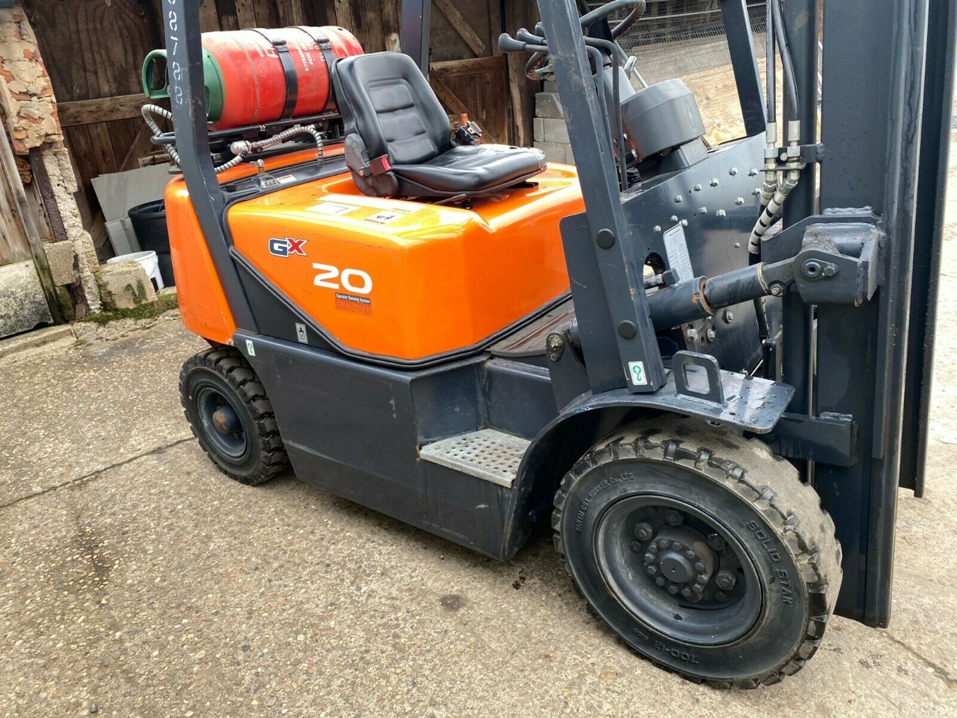 DOOSAN 2 TON GAS FORKLIFT, MODEL: G20G, TRIPLE MAST, FREE LIFT, 1160 HOURS, YEAR 2016 *PLUS VAT* - Image 5 of 7