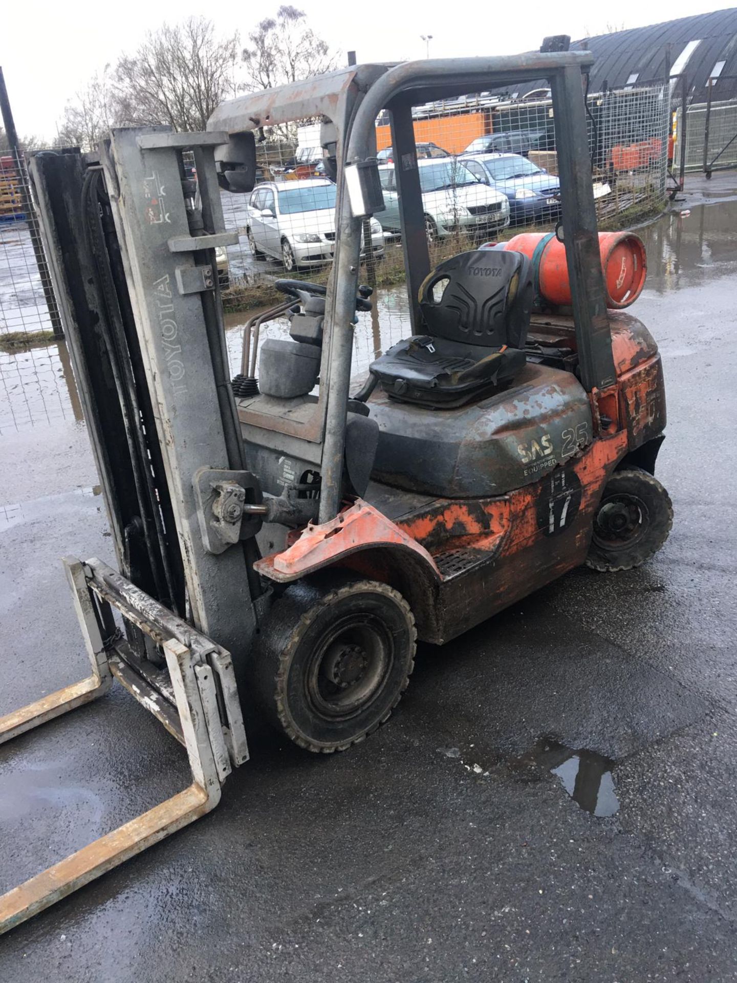TOYOTA 25 GAS POWERED FORKLIFT, RUNS, WORKS AND LIFTS *NO VAT* - Image 2 of 12