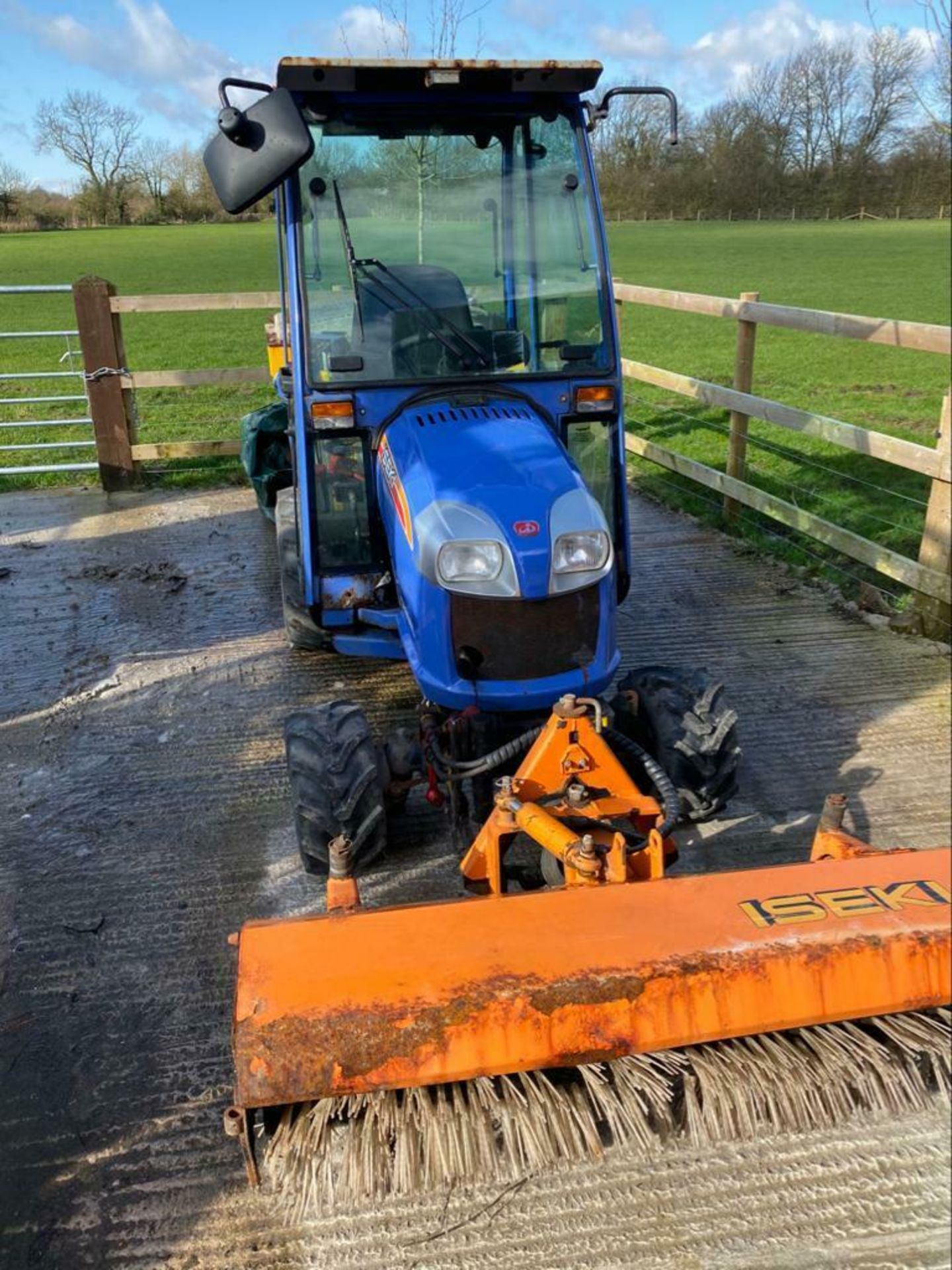 ISEKI TXG237 COMPACT TRACTOR, DIESEL, 4 WHEEL DRIVE *PLUS VAT* - Image 2 of 4