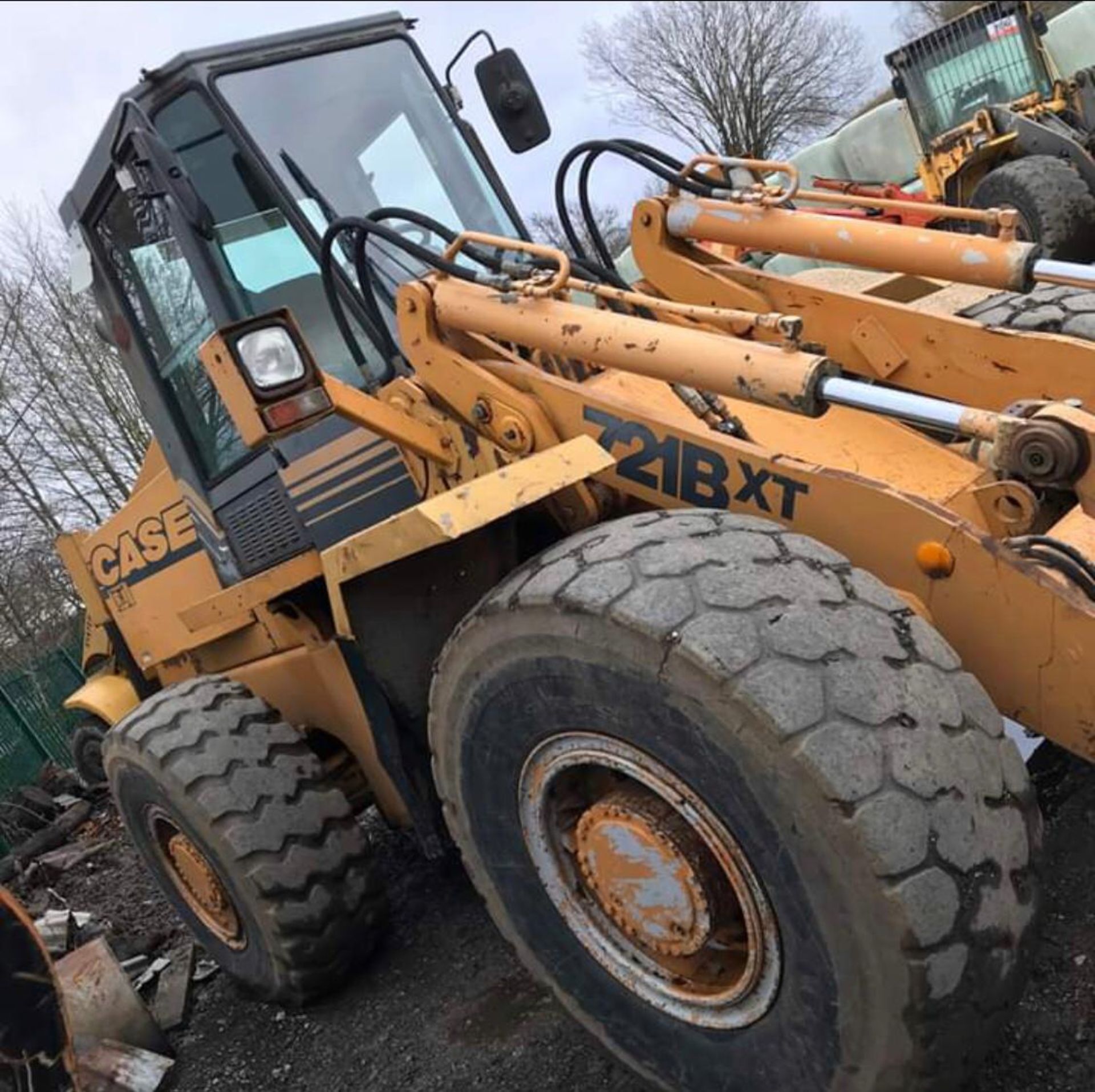 CASE 721B LOADING SHOVEL, YEAR 1996, STILL IN USE, COMES WITH FORK ATTACHMENTS *PLUS VAT* - Image 2 of 11