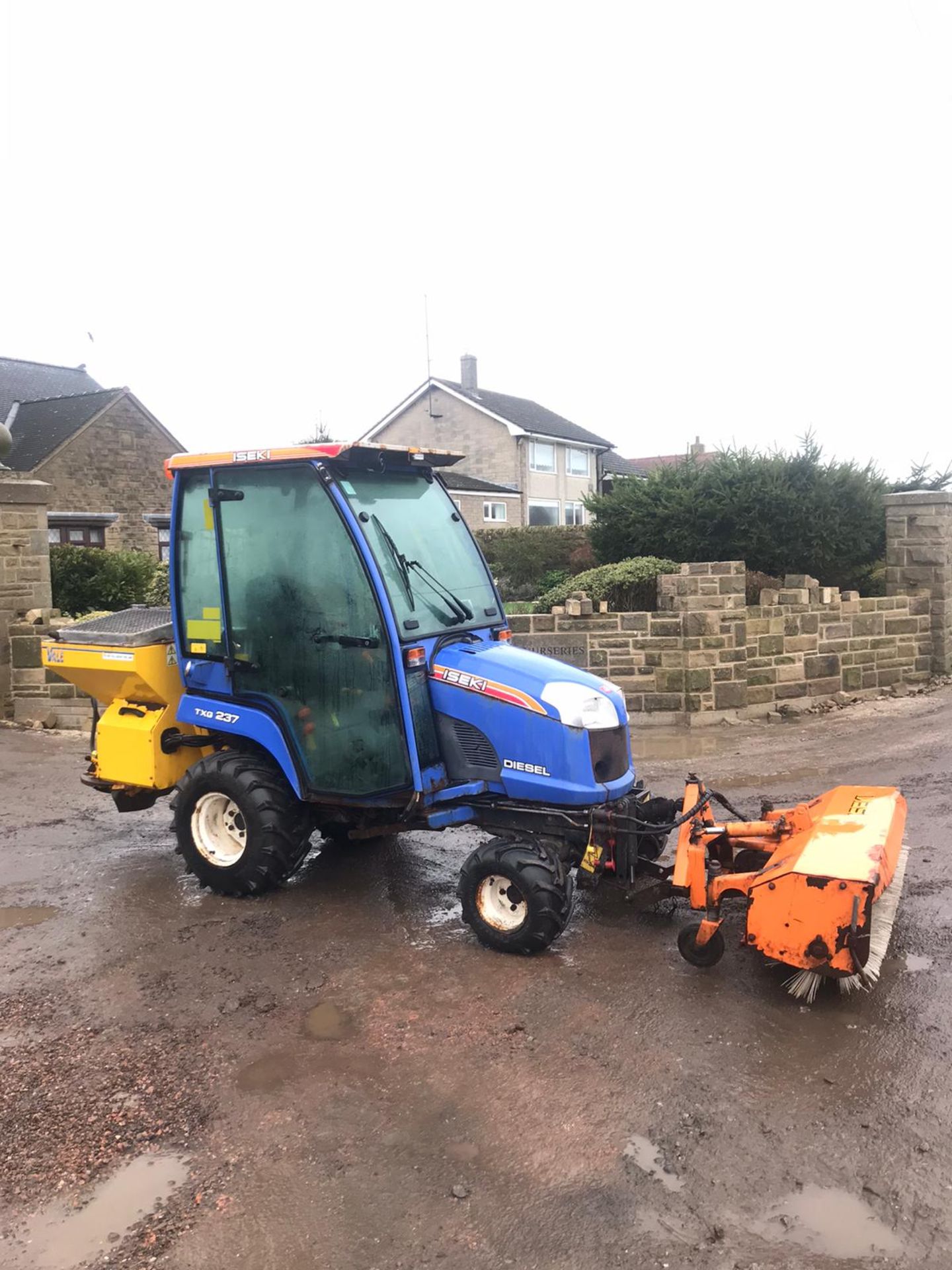ISEKI TXG237 COMPACT TRACTOR, FULL GLASS CAB, ONLY 396 HOURS, YEAR 2011 *PLUS VAT* - Image 2 of 7