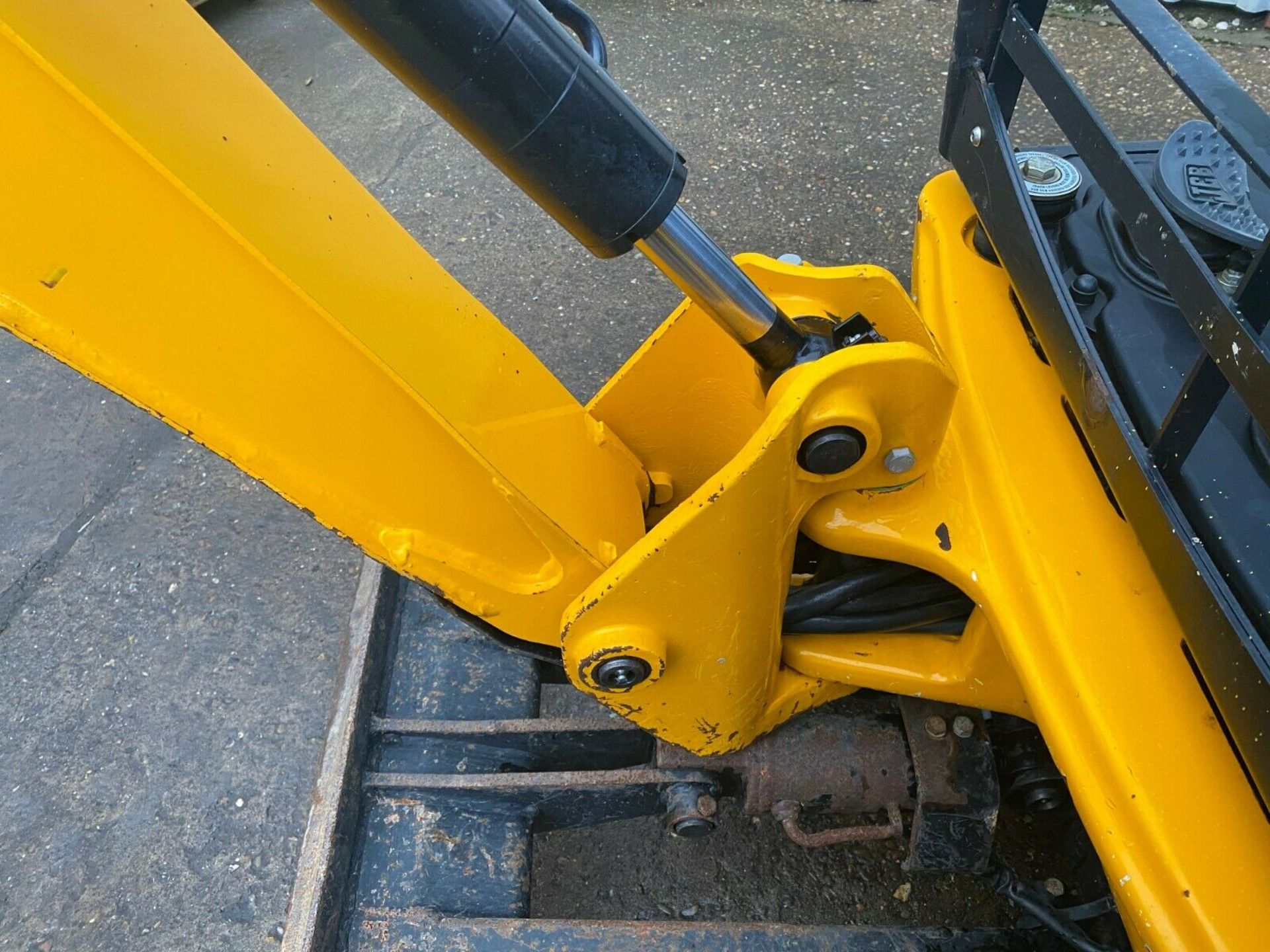 JCB 8014 CTS MINI DIGGER, YEAR 2016, COMPLETE WITH DIGGING BUCKET *PLUS VAT* - Image 4 of 7