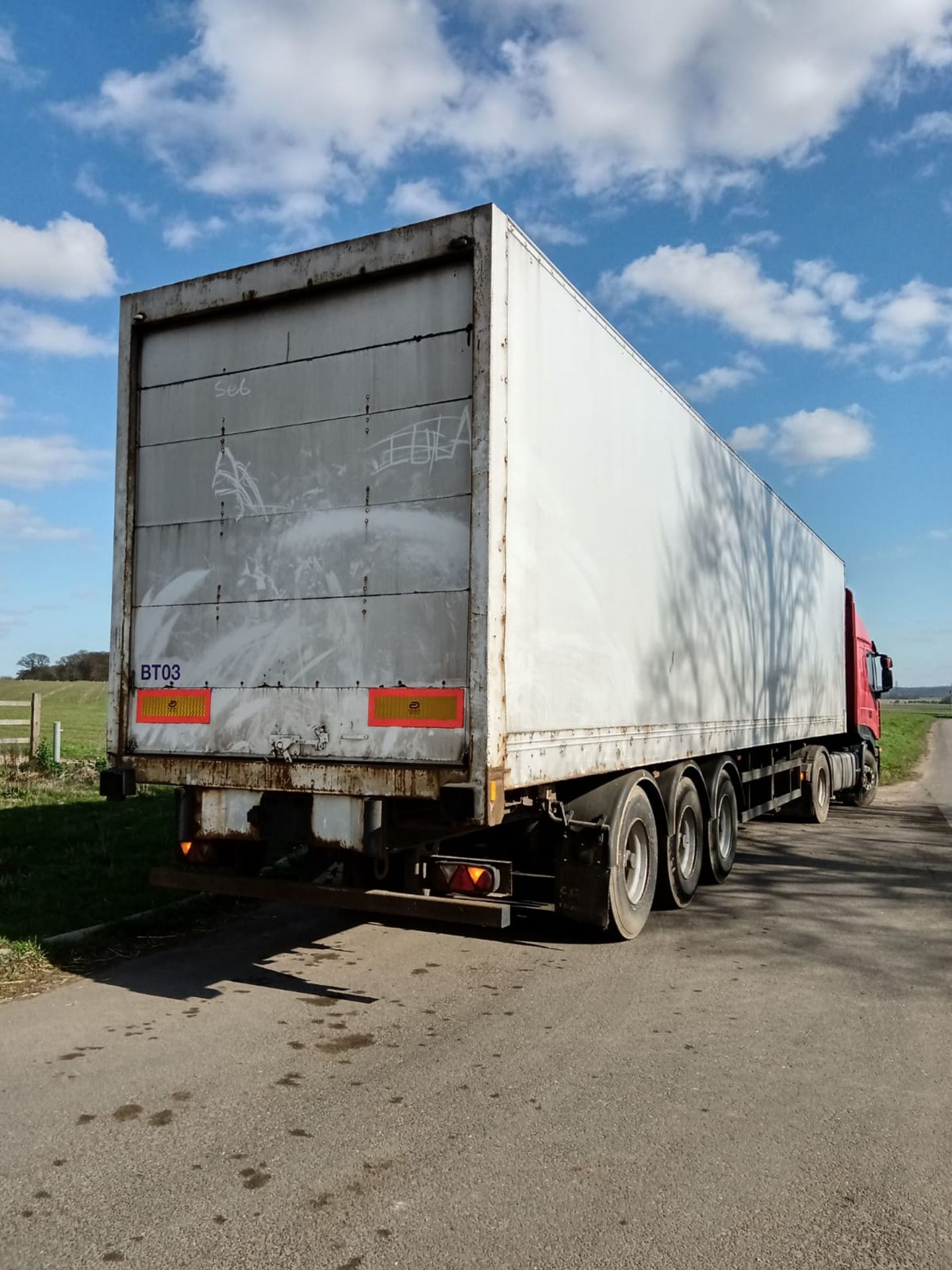 SDC 4.2M TRI-AXLE BOX TRAILER, BPW DRUM BRAKES, FULL CHASSIS, MOT JULY 20, YEAR 2003 *PLUS VAT* - Image 5 of 8