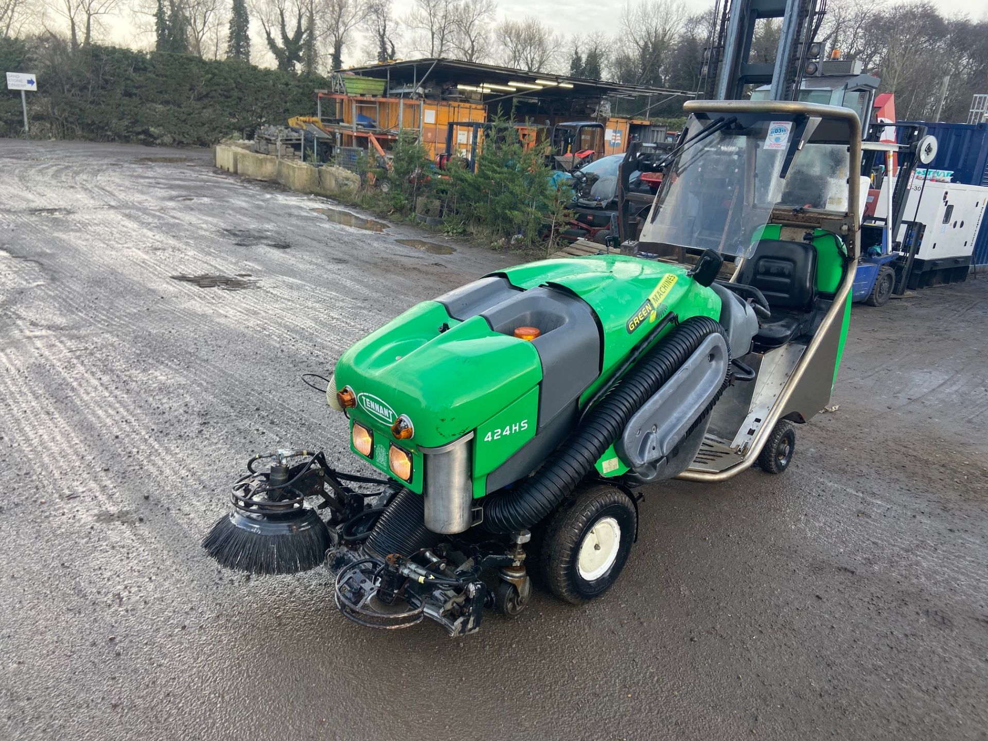 2013/13 REG TENNANT 424HD GREEN MACHINE SWEEPER, KUBOTA ENGINE, ALL EXTRAS FROM FACTORY, 644 HOURS - Image 3 of 5