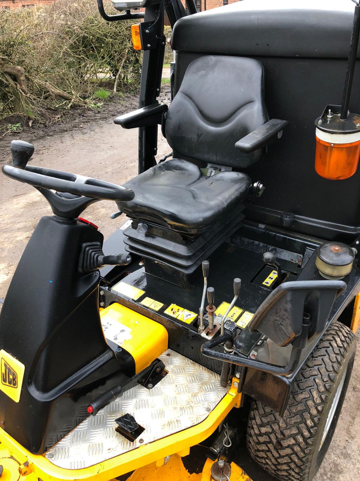 JCB FM25 RIDE ON LAWN MOWER, RUNS, WORKS, CUTS, HIGHTIP COLLECTOR, IN GOOD CONDITION, ONLY 300 HOURS - Image 4 of 5