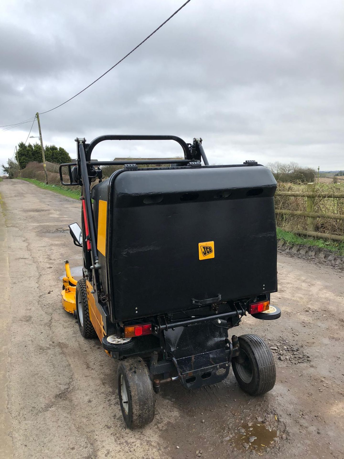 JCB FM25 RIDE ON LAWN MOWER, RUNS, WORKS, CUTS, HIGHTIP COLLECTOR, IN GOOD CONDITION, ONLY 300 HOURS - Image 3 of 5