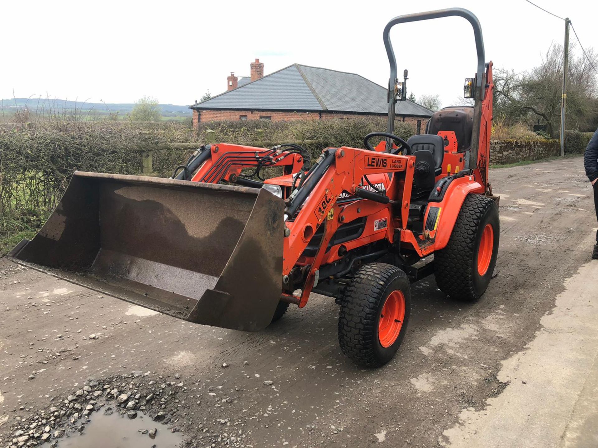 KUBOTA B2110 COMPACT TRACTOR, RUNS AND WORKS WELL, 4 WHEEL DRIVE, LOW HOURS *PLUS VAT* - Image 2 of 6