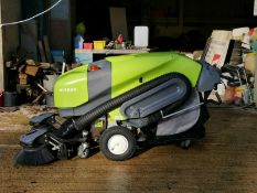 TENNANT GREEN MACHINE MODEL: 414S2D PEDESTRIAN SWEEPER, ONLY 243 HOURS, YEAR 11/2013 *PLUS VAT*