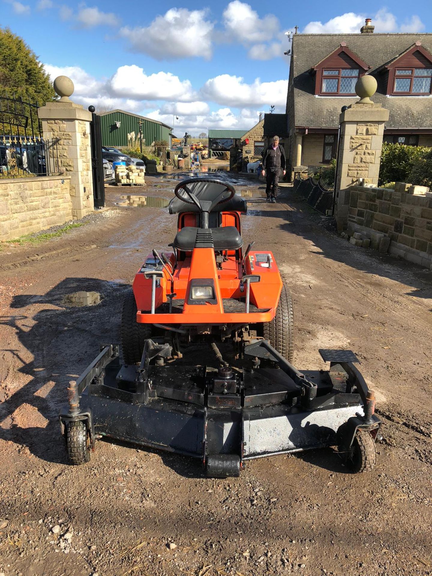 KUBOTA F2400 RIDE ON LAWN MOWER, RUNS, WORKS AND CUTS *NO VAT* - Image 2 of 9