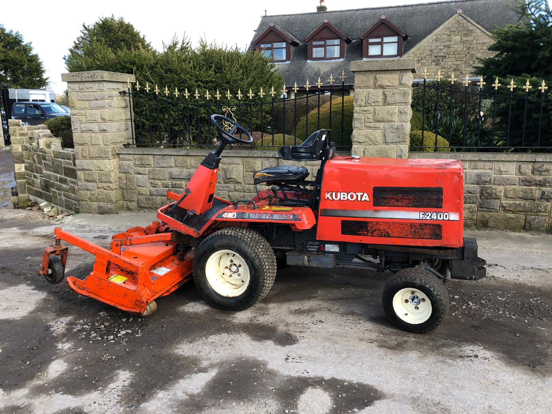 KUBOTA F2400 RIDE ON LAWN MOWER, RUNS, WORKS AND CUTS *NO VAT* - Image 3 of 6