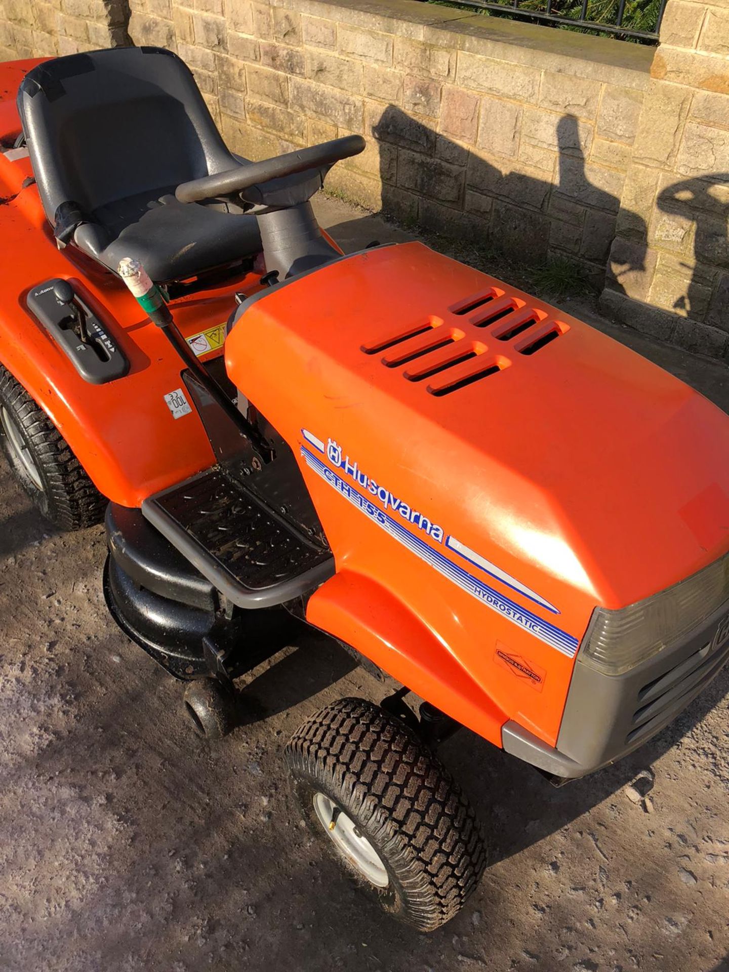 HUSQVARNA LT155 RIDE ON LAWN MOWER, RUNS, WORKS AND CUTS *NO VAT* - Image 5 of 6