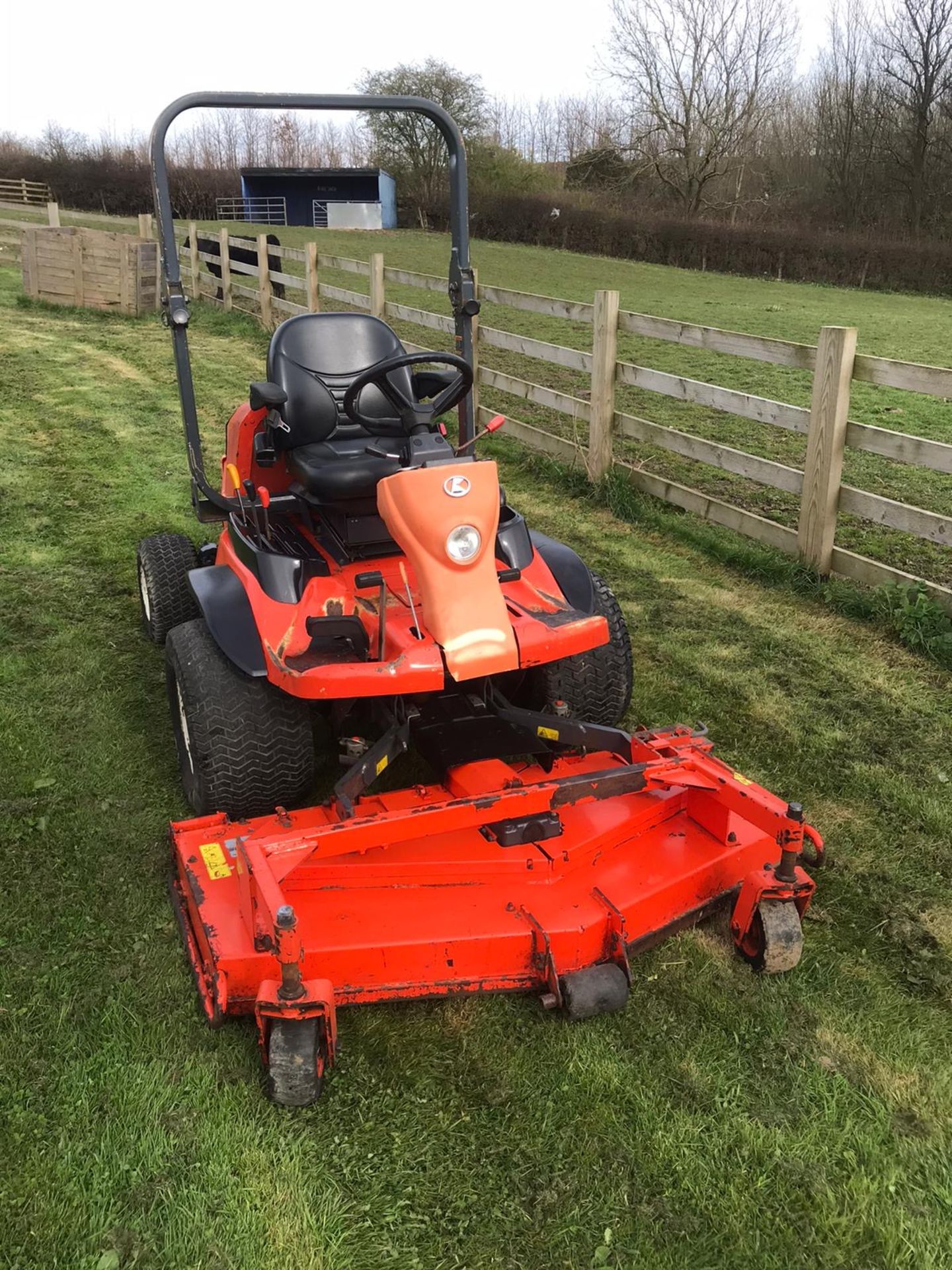 KUBOTA RIDE ON LAWN MOWER, MODEL F2880-EC, HOURS 1966, YEAR 2013, 62" DECK *PLUS VAT* - Image 2 of 9