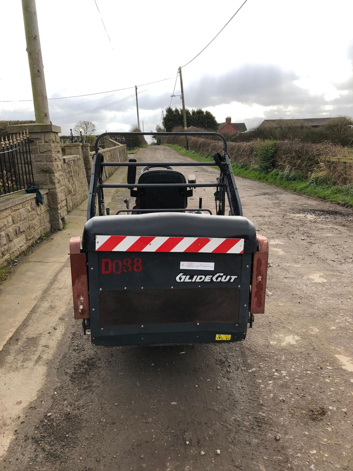 KUBOTA G18 HIGH LIFT RIDE ON LAWN MOWER, POWER STEERING, HIGH LIFT GRASS COLLECTOR, LOW HOURS - Image 4 of 8