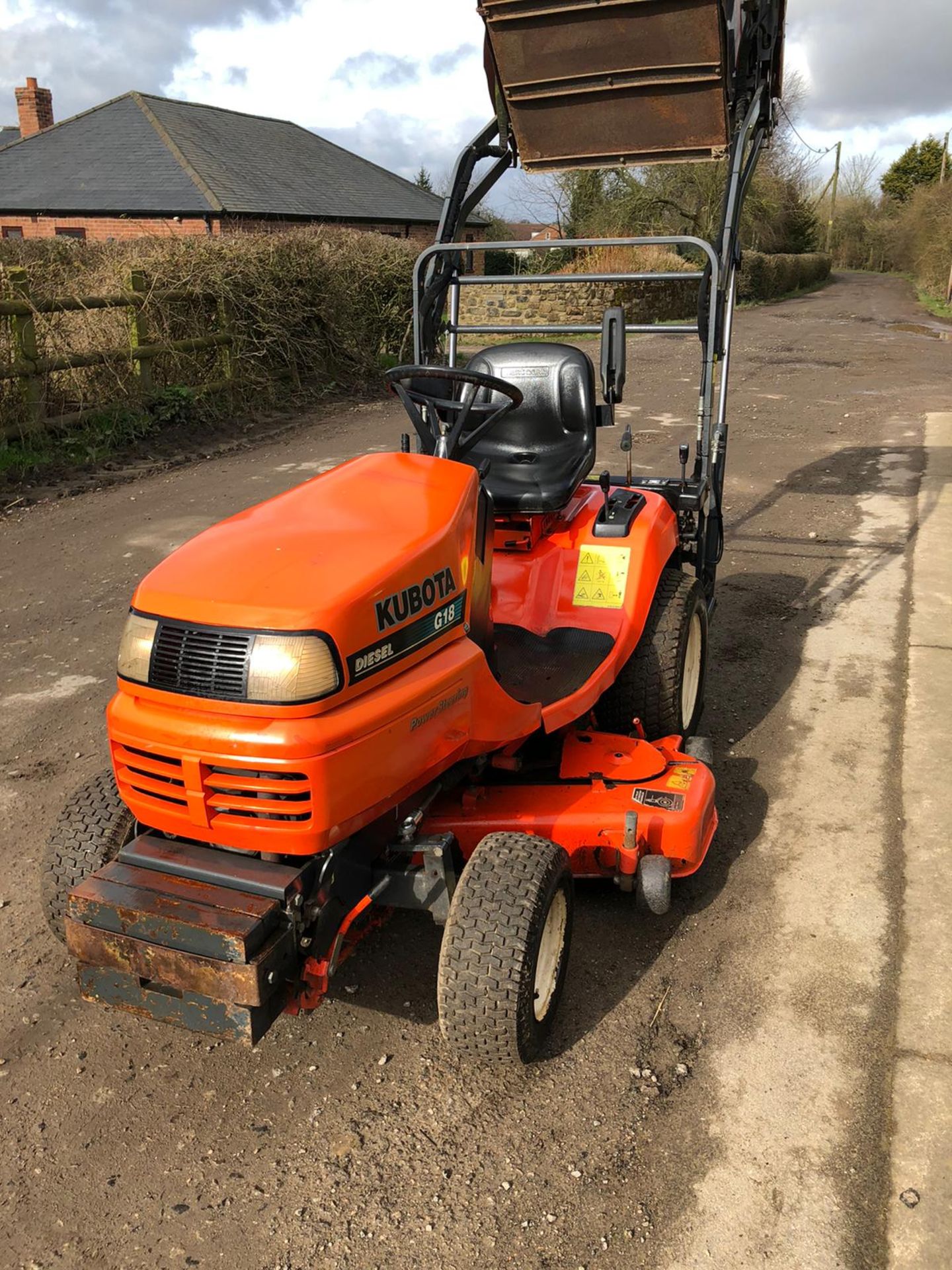 KUBOTA G18 HIGH LIFT RIDE ON LAWN MOWER, POWER STEERING, HIGH LIFT GRASS COLLECTOR, LOW HOURS - Image 2 of 8