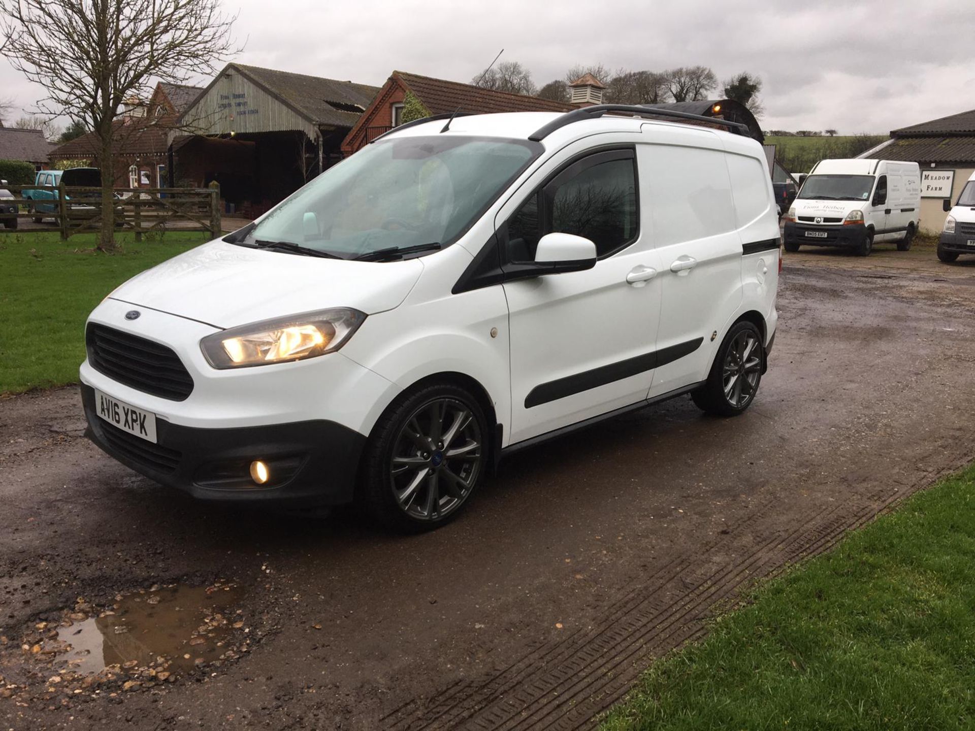 2016/16 REG FORD TRANSIT COURIER TREND TDC 1.6 DIESEL PANEL VAN, SHOWING 0 FORMER KEEPERS *NO VAT*