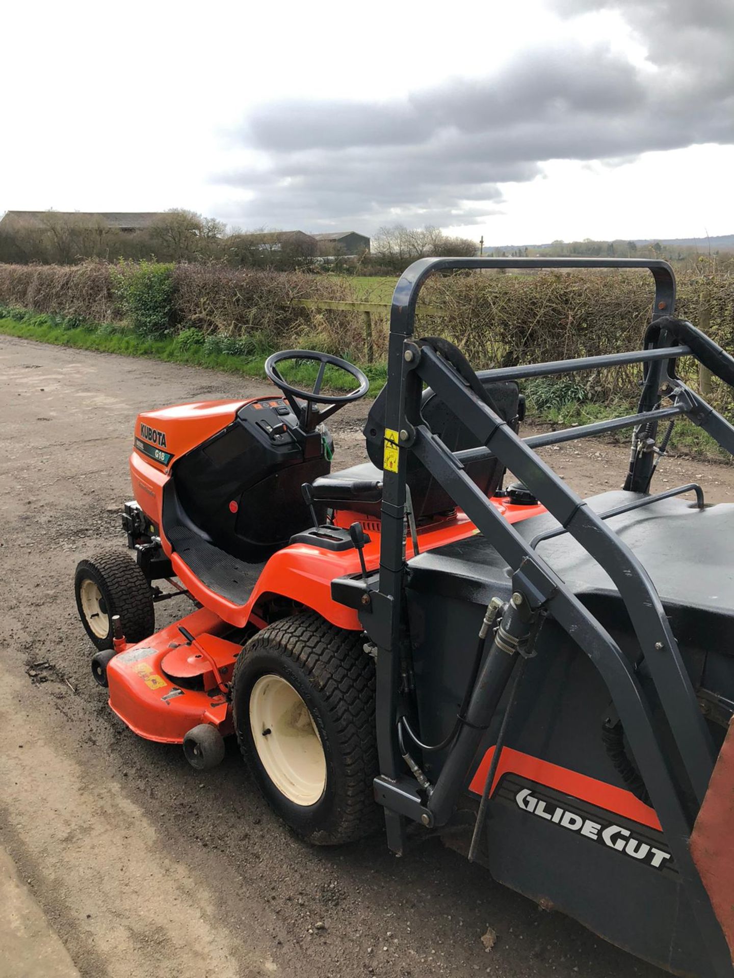 KUBOTA G18 HIGH LIFT RIDE ON LAWN MOWER, POWER STEERING, HIGH LIFT GRASS COLLECTOR, LOW HOURS - Image 3 of 8