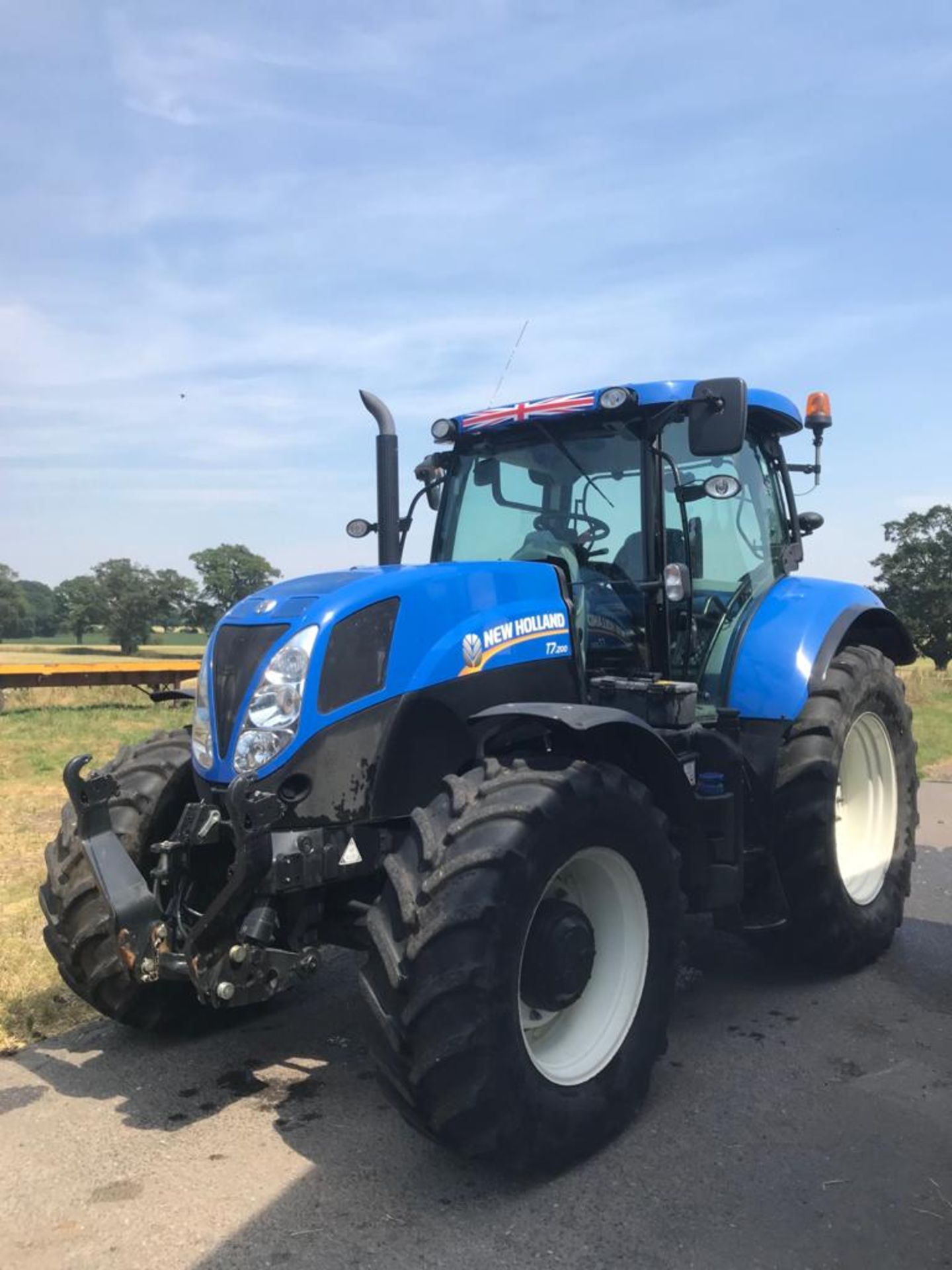 2013/63 REG NEW HOLLAND T7.200 TRACTOR, SHOWING 1 FORMER KEEPER, RUNS AND WORKS AS IT SHOULD. - Image 4 of 16