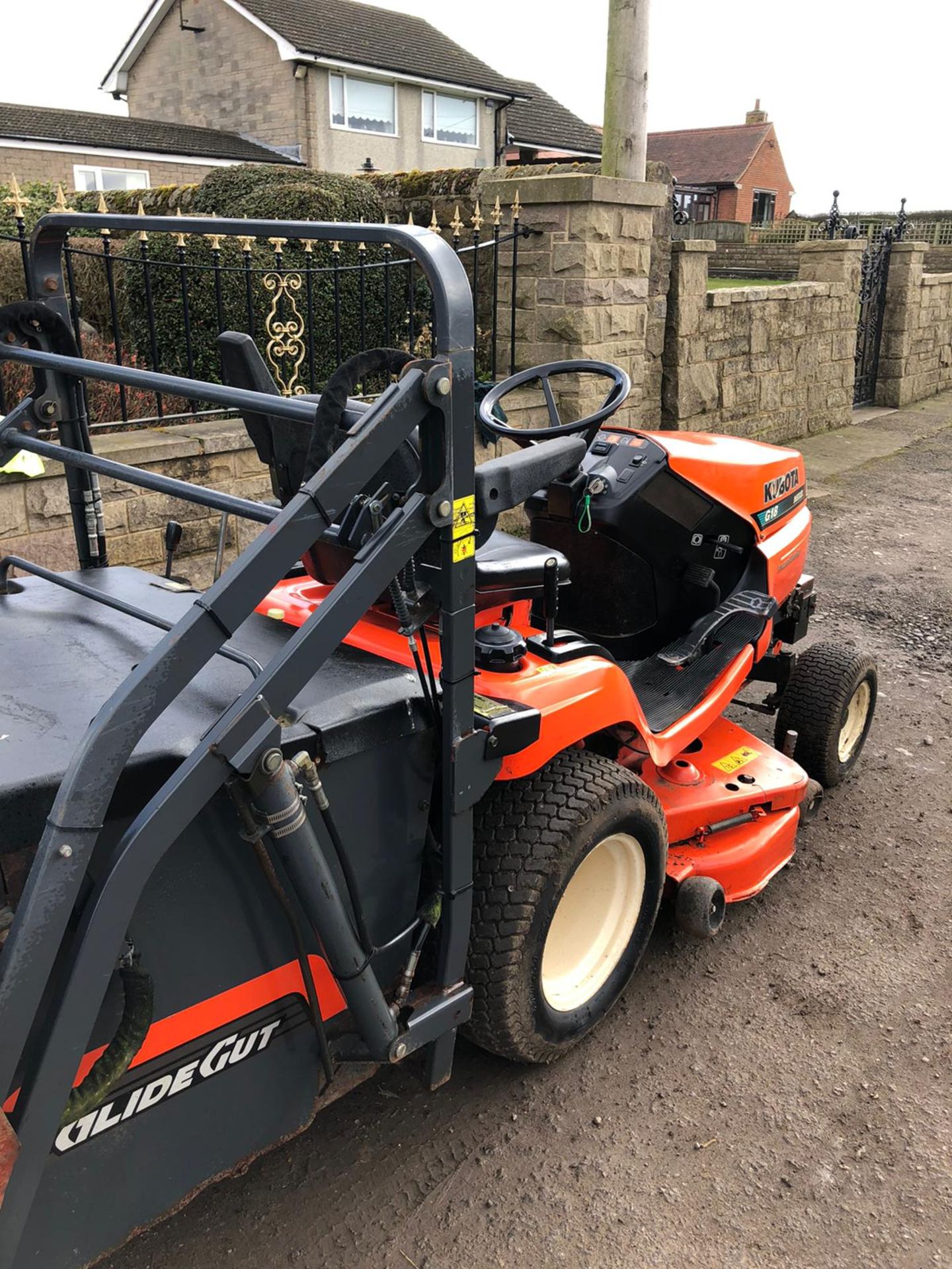 KUBOTA G18 HIGH LIFT RIDE ON LAWN MOWER, POWER STEERING, HIGH LIFT GRASS COLLECTOR, LOW HOURS - Image 5 of 8