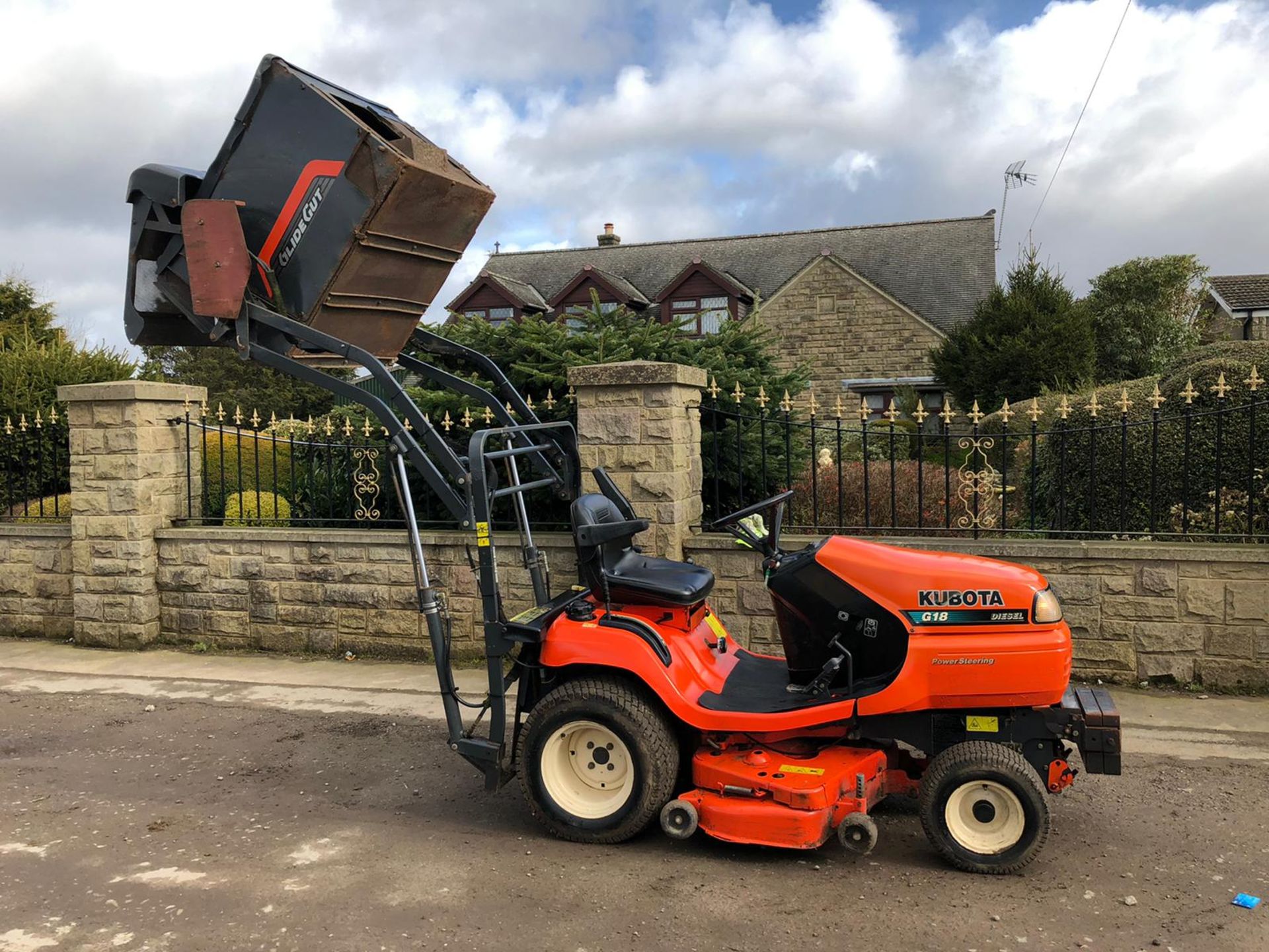 KUBOTA G18 HIGH LIFT RIDE ON LAWN MOWER, POWER STEERING, HIGH LIFT GRASS COLLECTOR, LOW HOURS