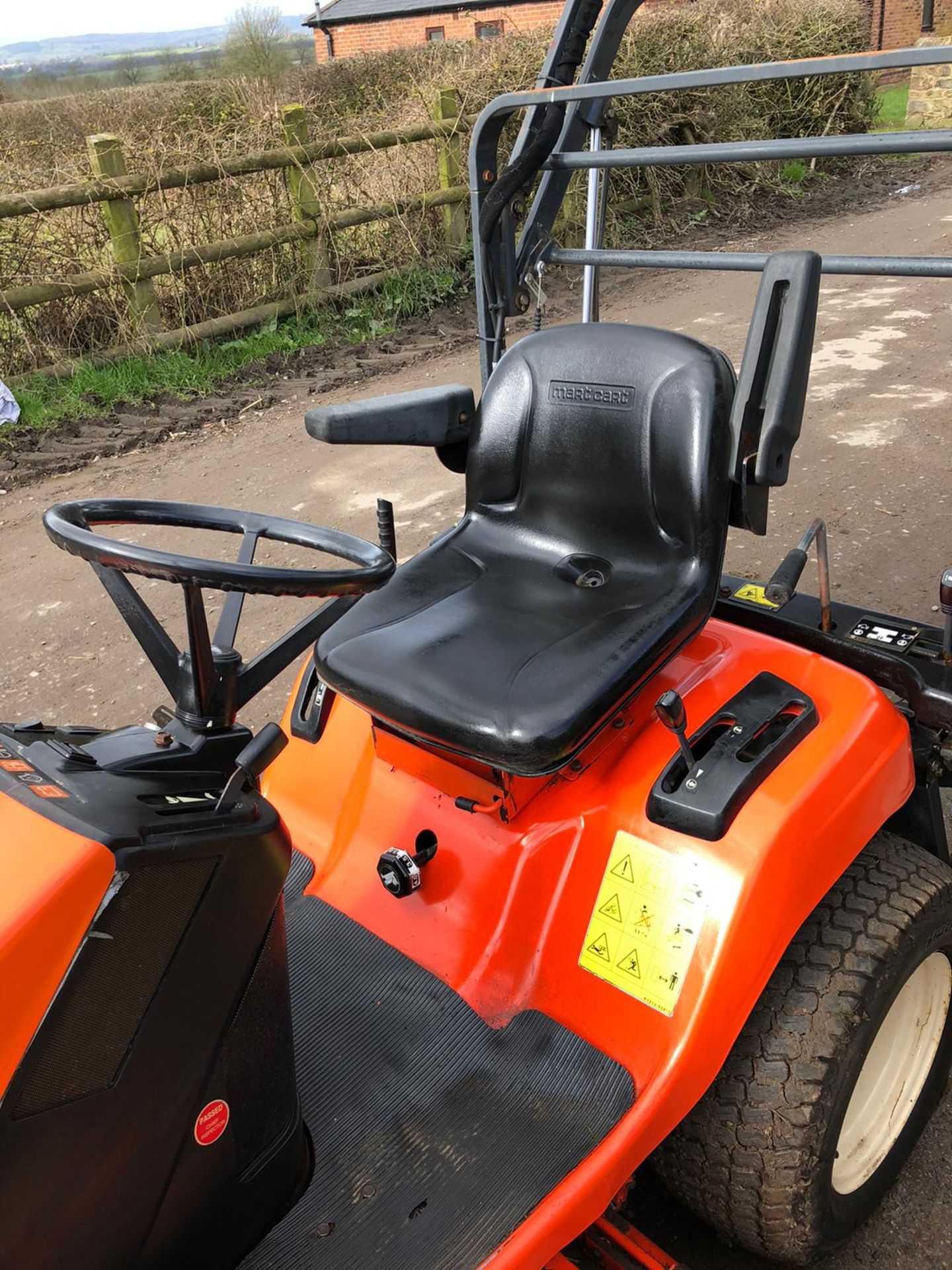 KUBOTA G18 HIGH LIFT RIDE ON LAWN MOWER, POWER STEERING, HIGH LIFT GRASS COLLECTOR, LOW HOURS - Image 6 of 8