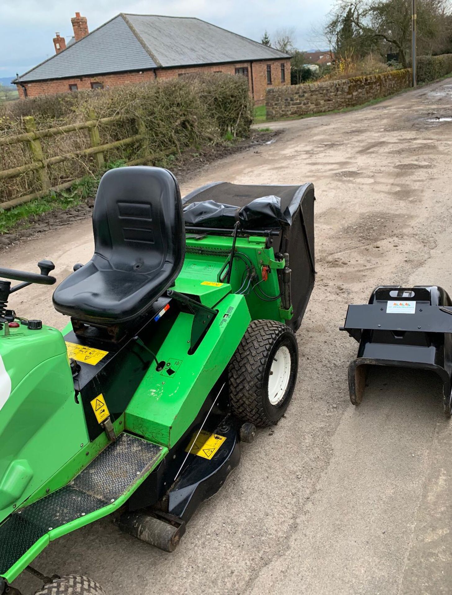 ETESIA MVEHH HYDRO 100 RIDE-ON LAWN MOWER WITH HYDRAULIC COLLECTOR BOX *NO VAT* - Image 3 of 8